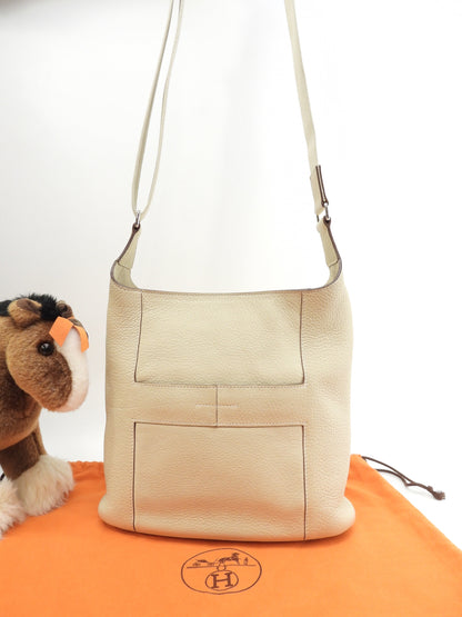 Hermes Good News PM in pelle Taurillon Clemence, colore Parchemin, pochette a tracolla@□L