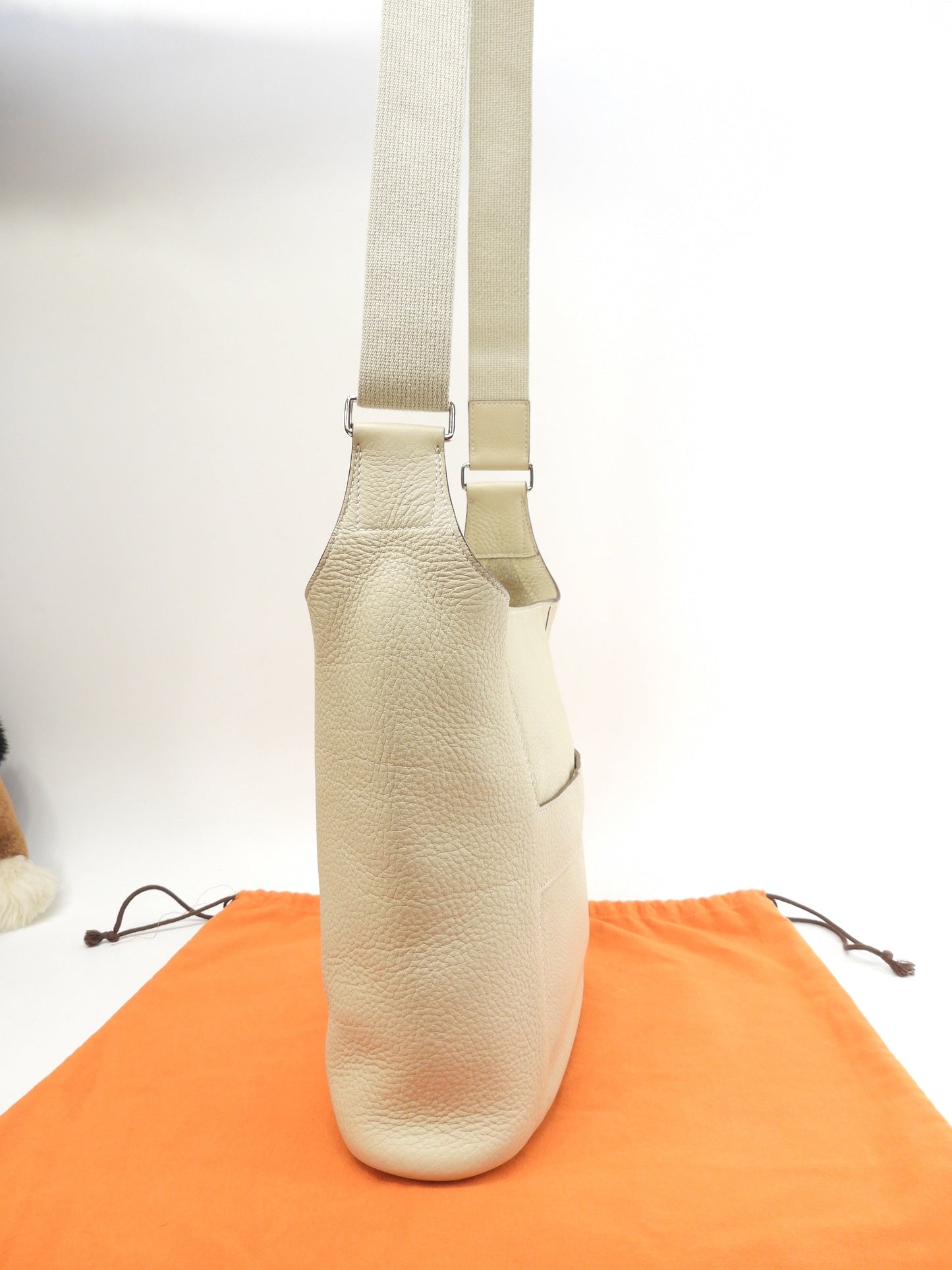 Hermes Good News PM in pelle Taurillon Clemence, colore Parchemin, pochette a tracolla@□L