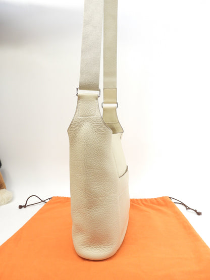 Hermes Good News PM in pelle Taurillon Clemence, colore Parchemin, pochette a tracolla@□L