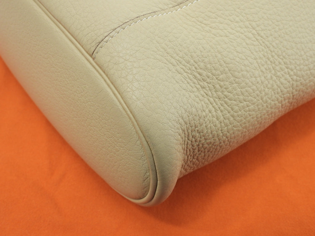 Hermes Good News PM in pelle Taurillon Clemence, colore Parchemin, pochette a tracolla@□L