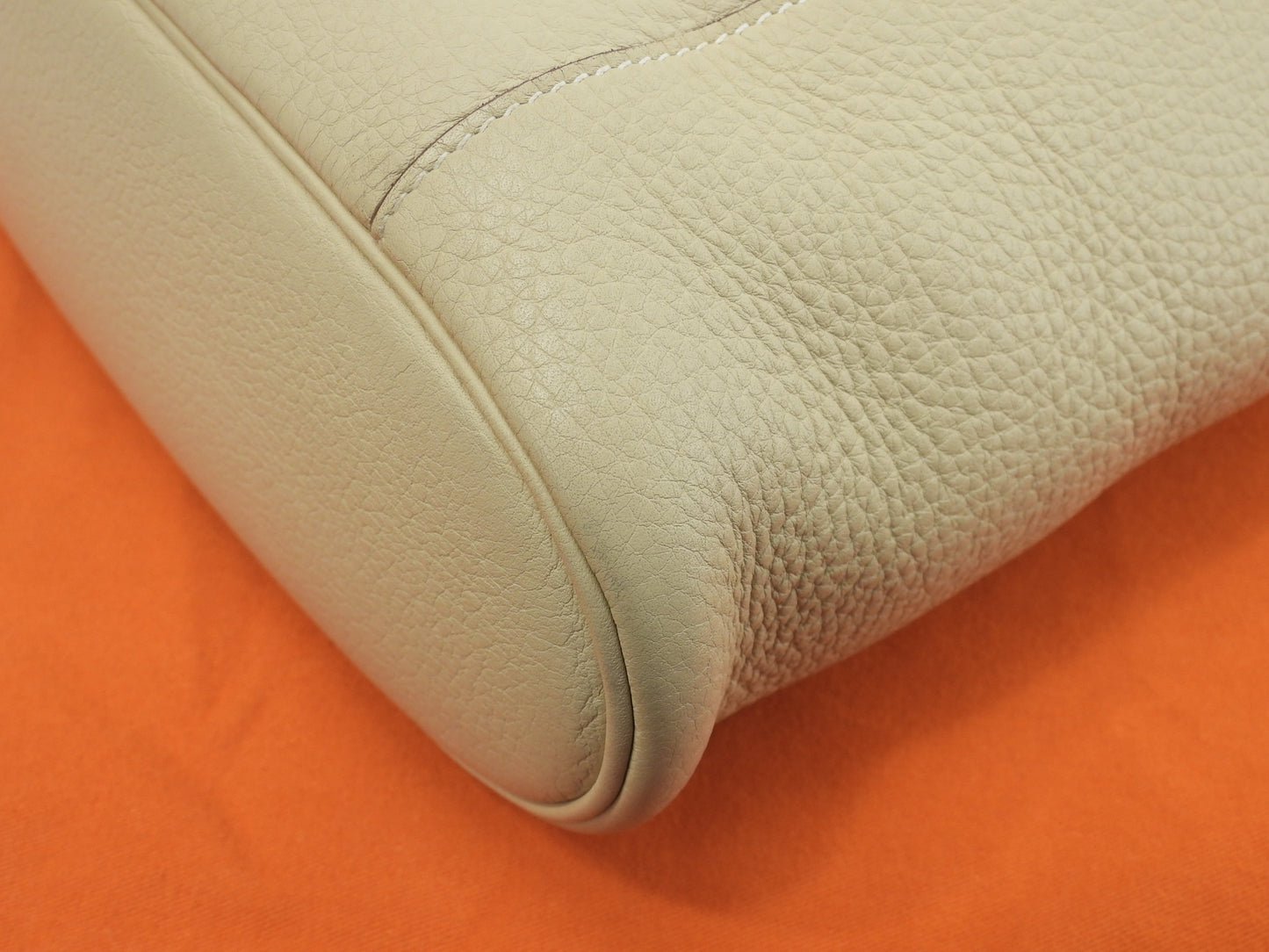 Hermes Good News PM in pelle Taurillon Clemence, colore Parchemin, pochette a tracolla@□L