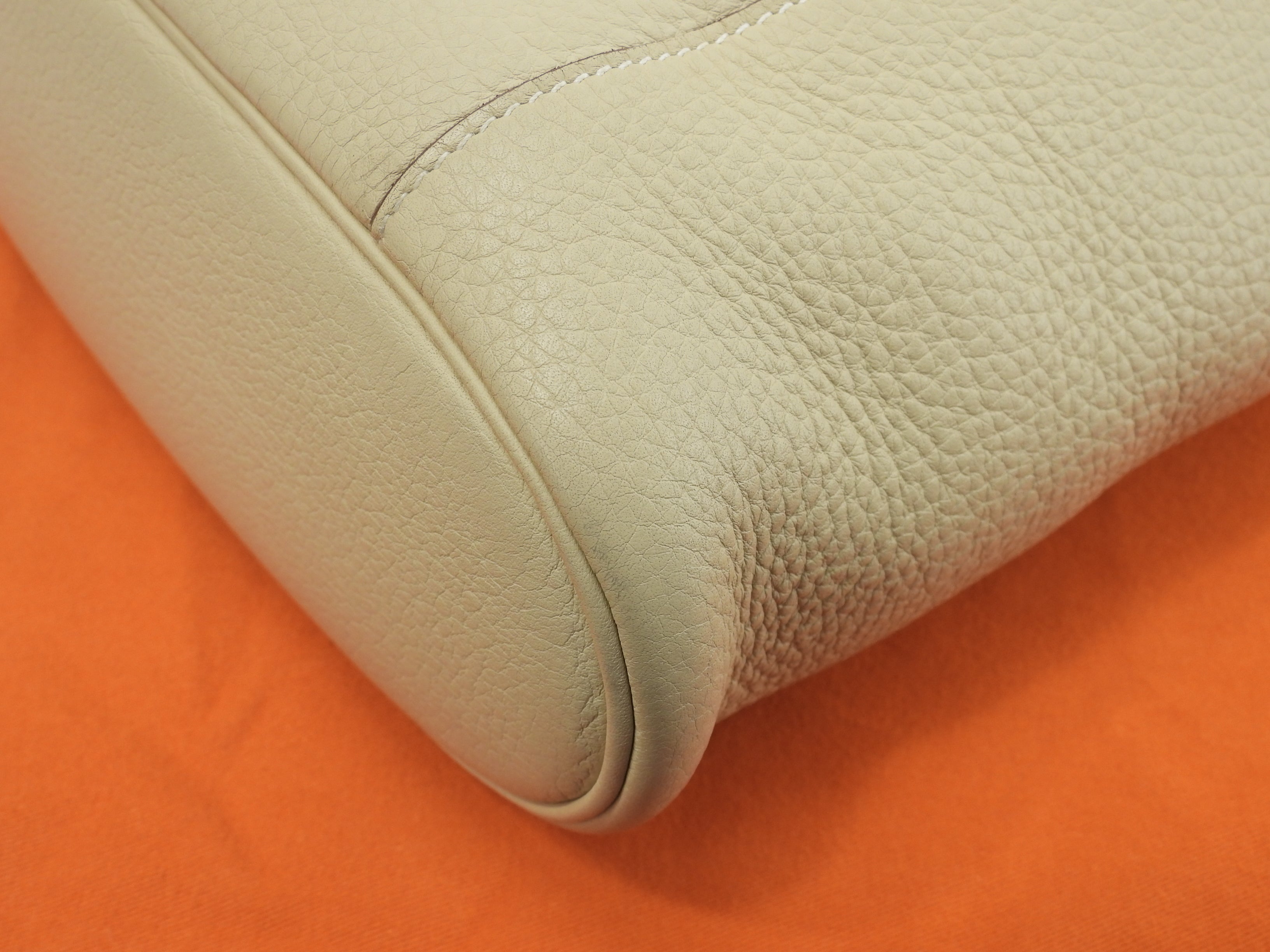 Hermes Good News PM in pelle Taurillon Clemence, colore Parchemin, pochette a tracolla@□L