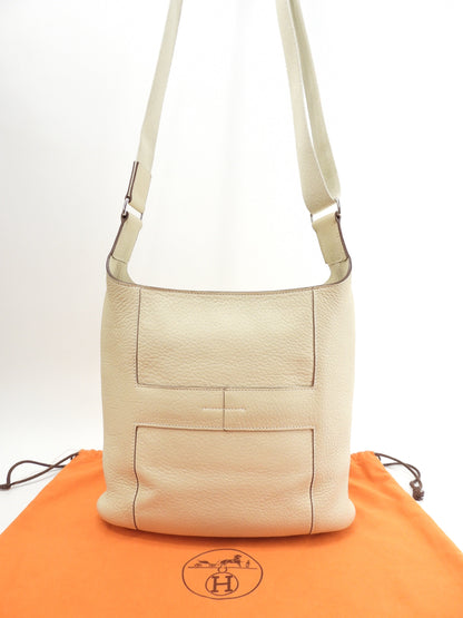 Hermes Good News PM in pelle Taurillon Clemence, colore Parchemin, pochette a tracolla@□L