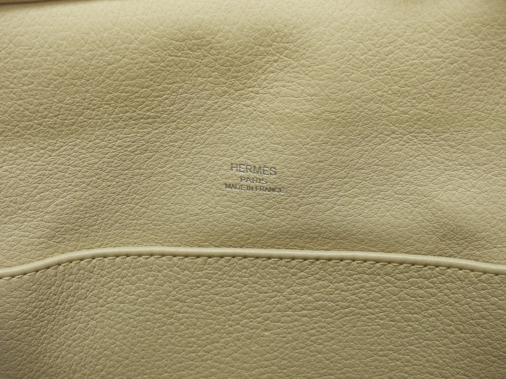 Hermes Good News PM in pelle Taurillon Clemence, colore Parchemin, pochette a tracolla@□L