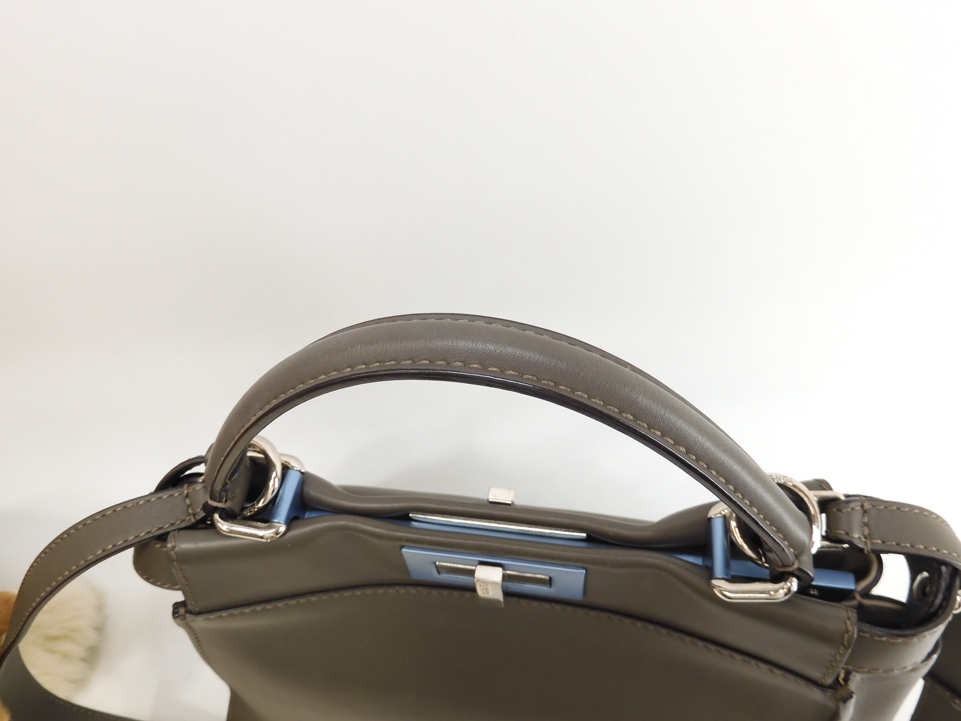 Fendi Peekaboo Regular in pelle grigia con tracolla, condizioni eccellenti @ 4