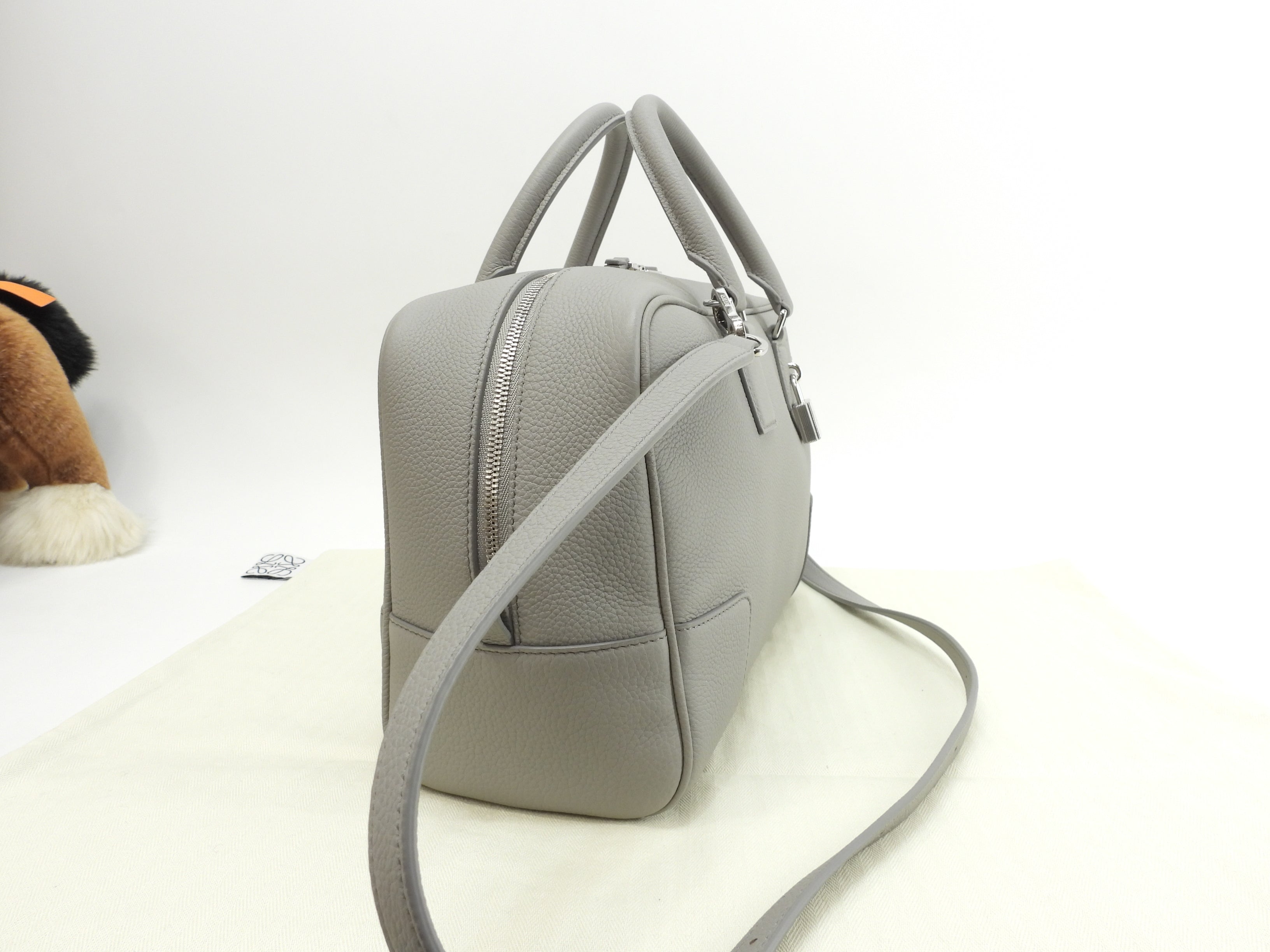 Loewe Amazona 28 con tracolla, pelle stampata grigia, borsa a mano, hardware argento, Anagram, condizioni eccellenti@062240