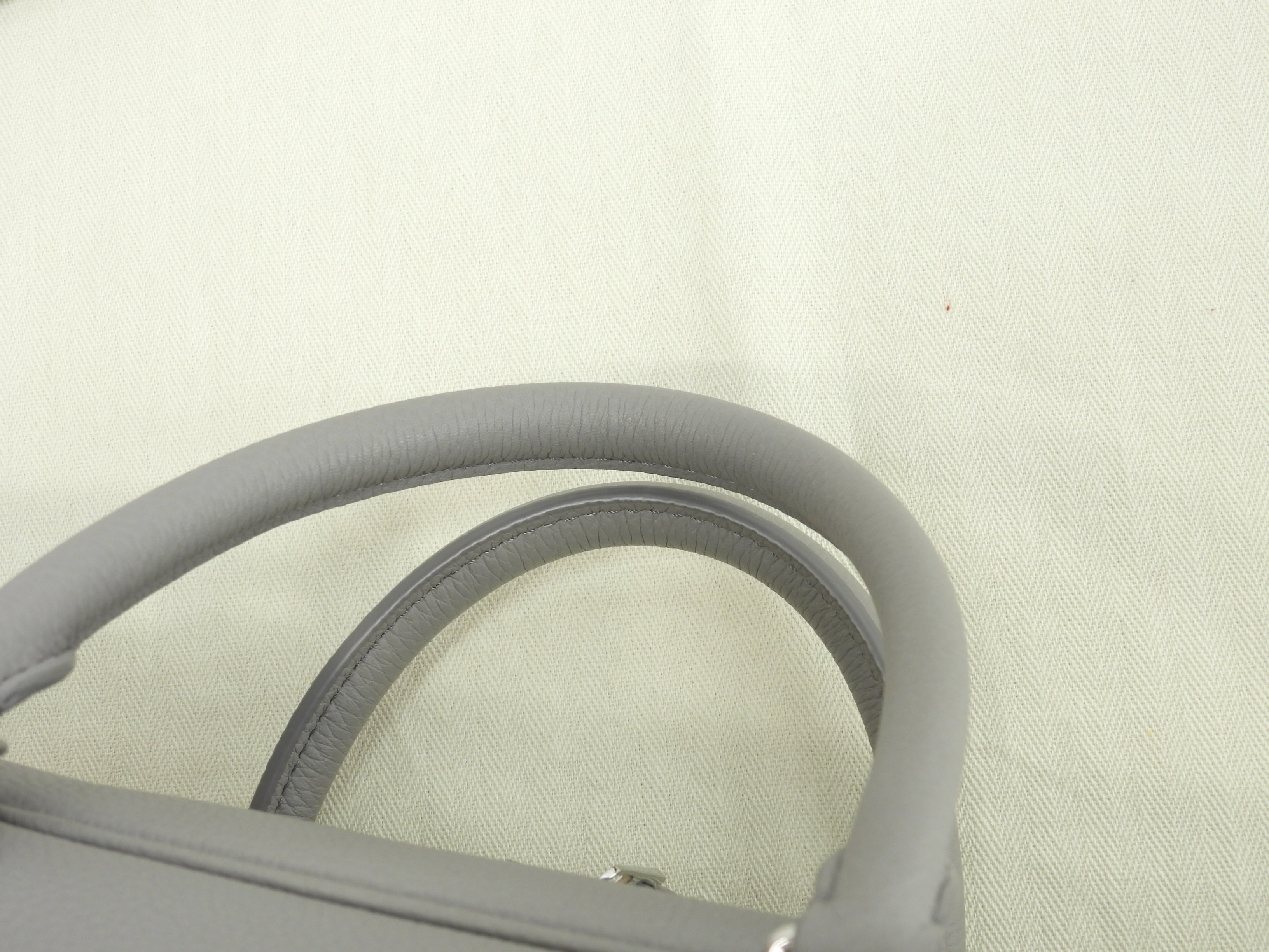 Loewe Amazona 28 con tracolla, pelle stampata grigia, borsa a mano, hardware argento, Anagram, condizioni eccellenti@062240