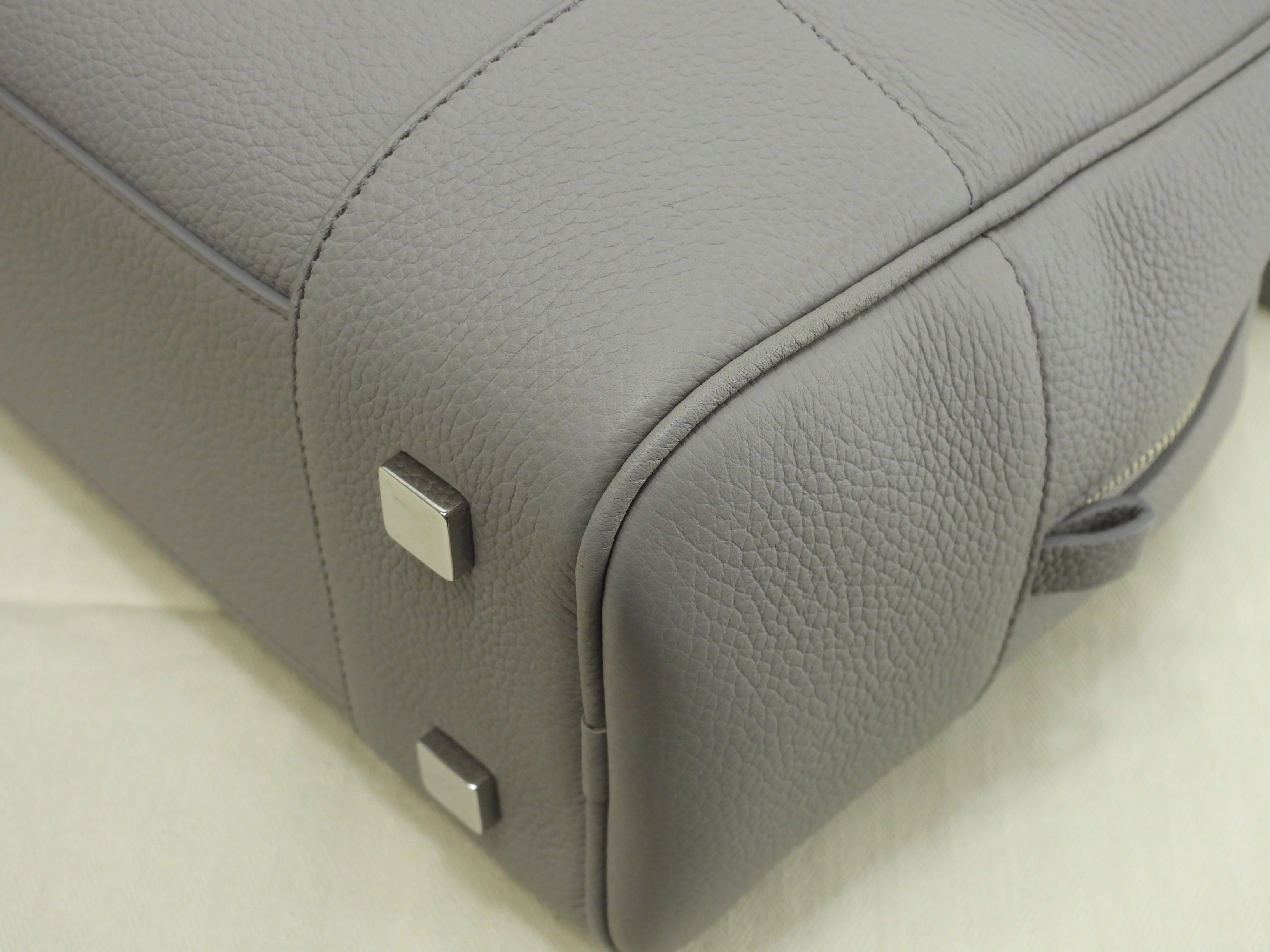 Loewe Amazona 28 con tracolla, pelle stampata grigia, borsa a mano, hardware argento, Anagram, condizioni eccellenti@062240