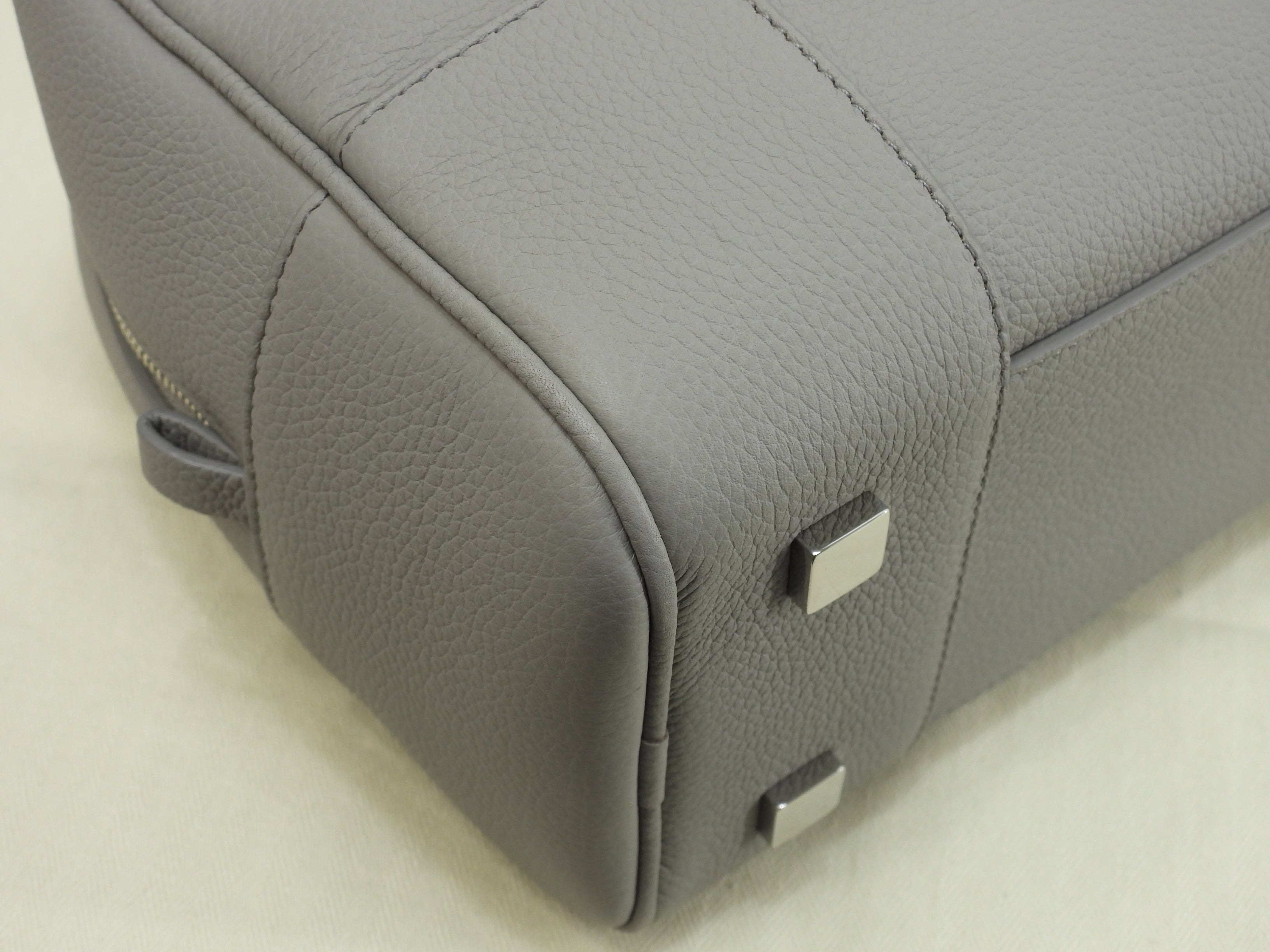 Loewe Amazona 28 con tracolla, pelle stampata grigia, borsa a mano, hardware argento, Anagram, condizioni eccellenti@062240