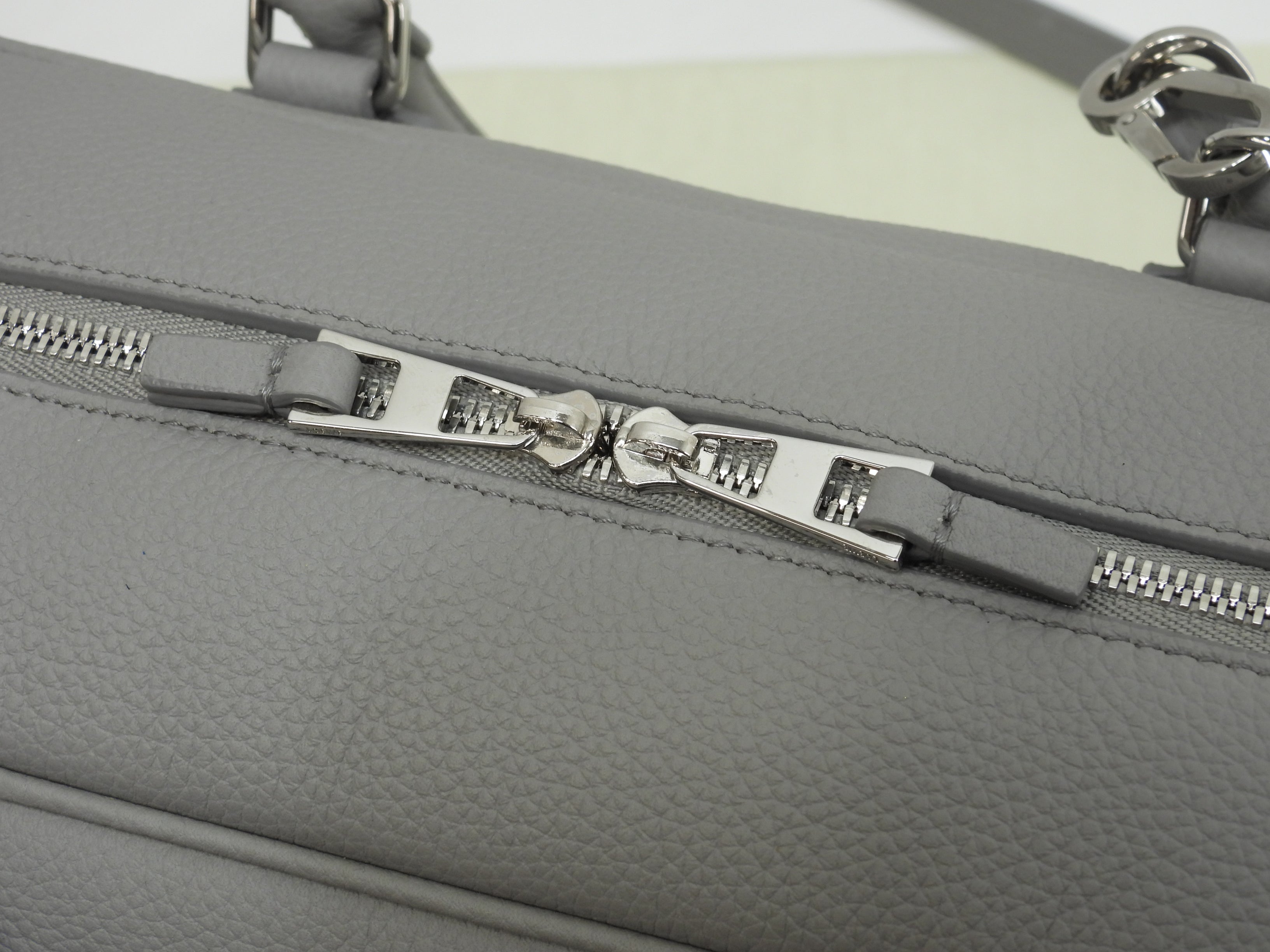 Loewe Amazona 28 con tracolla, pelle stampata grigia, borsa a mano, hardware argento, Anagram, condizioni eccellenti@062240