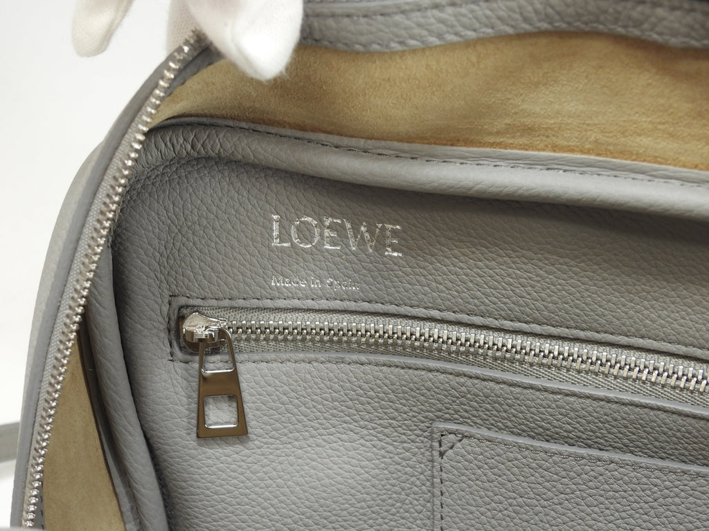 Loewe Amazona 28 con tracolla, pelle stampata grigia, borsa a mano, hardware argento, Anagram, condizioni eccellenti@062240