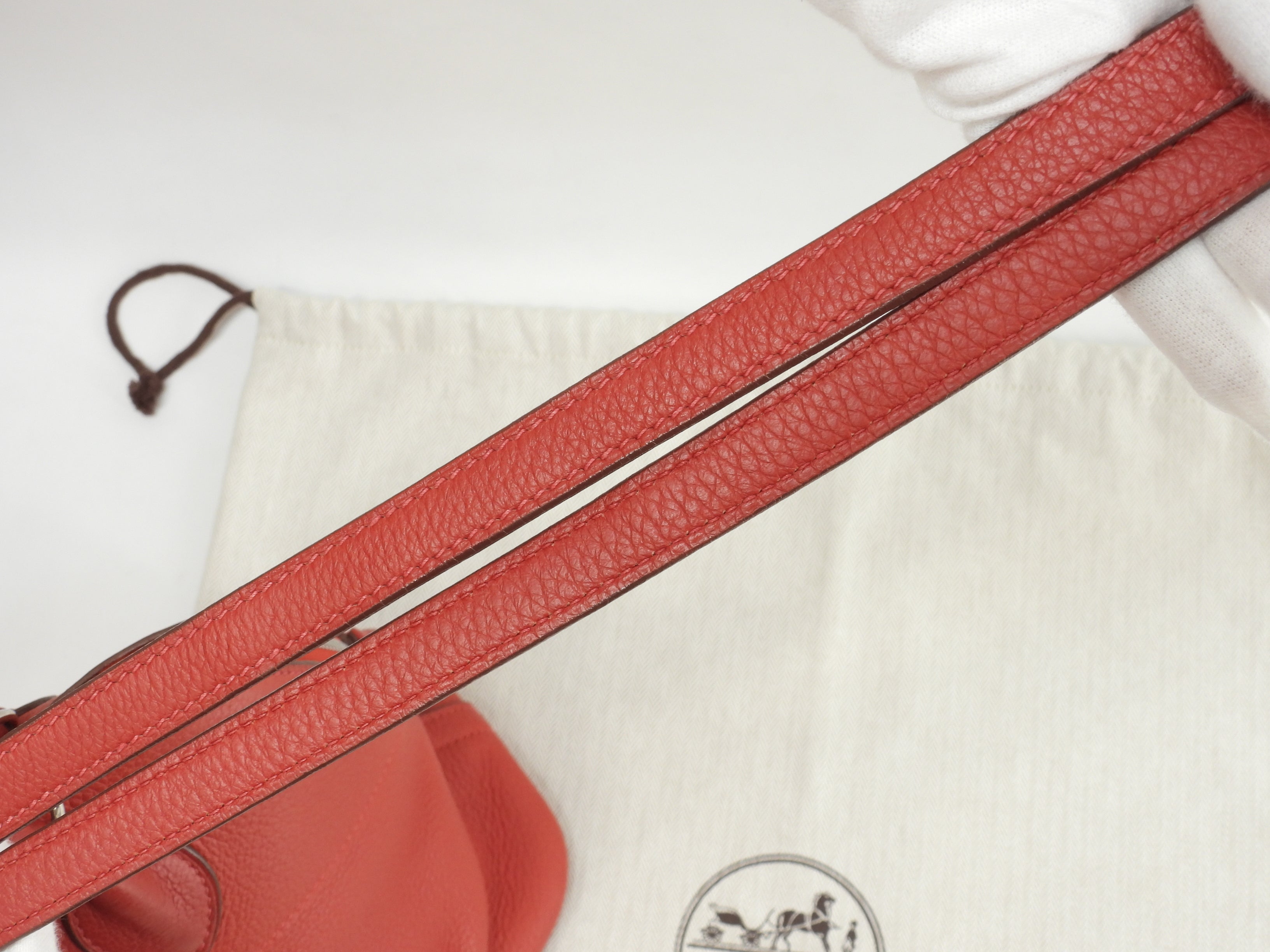Hermès Bolide 31 Togo rosso, metalleria argentata, con tracolla, condizioni eccellenti @□H