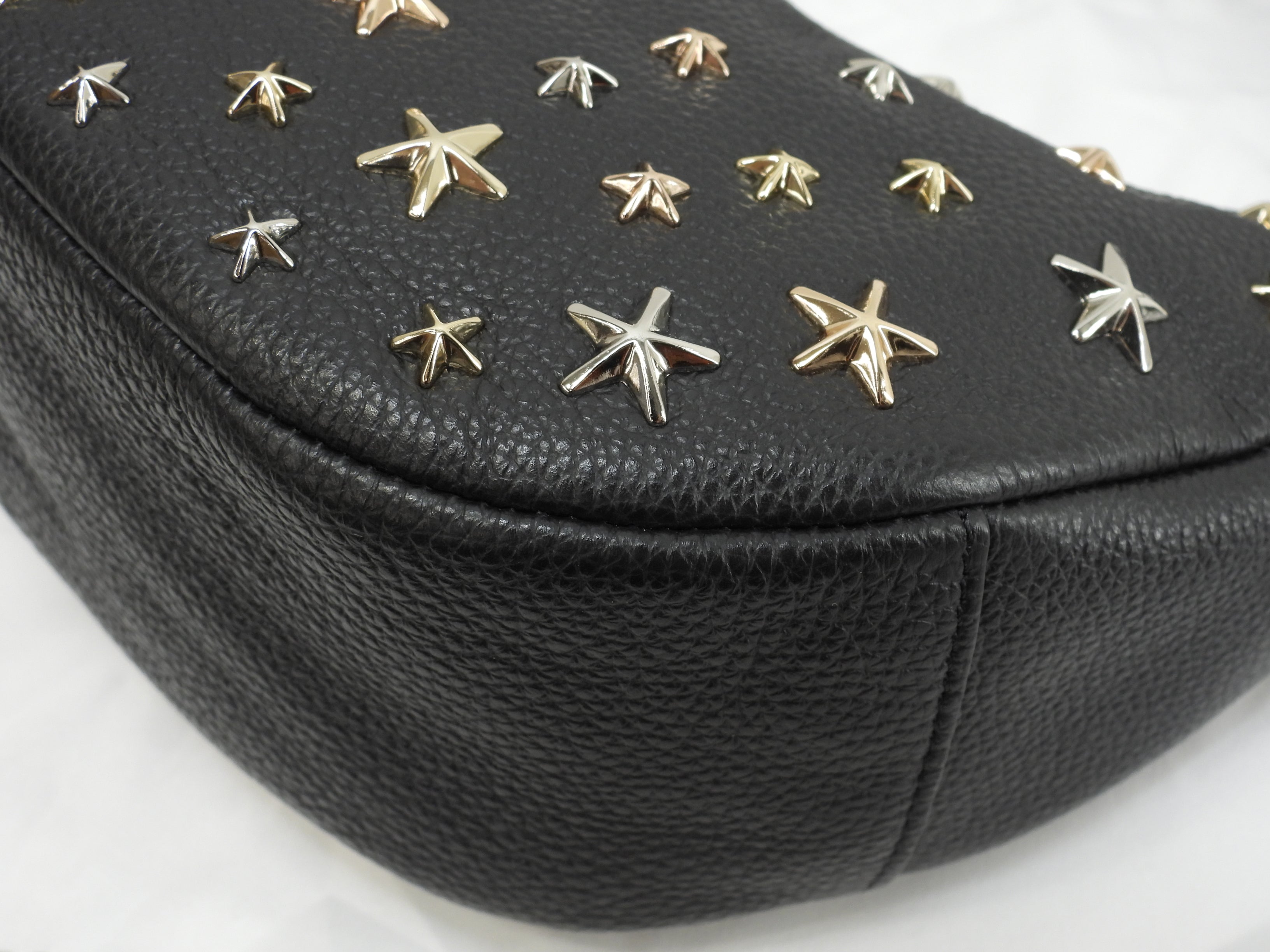 Jimmy Choo Sky - Borsa a mano mini in pelle nera con borchie a stella, mai usata @NDM0YR