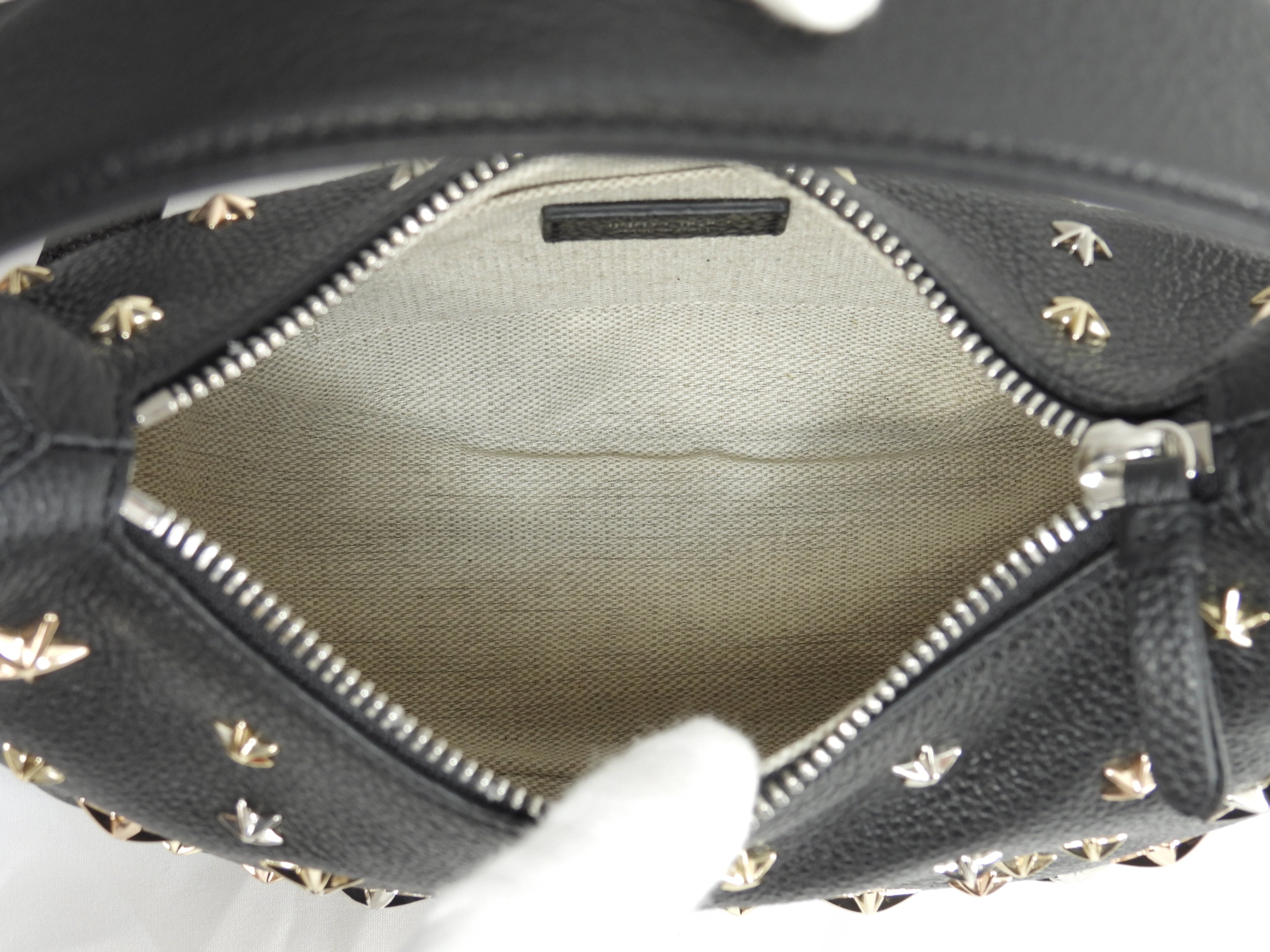 Jimmy Choo Sky - Borsa a mano mini in pelle nera con borchie a stella, mai usata @NDM0YR