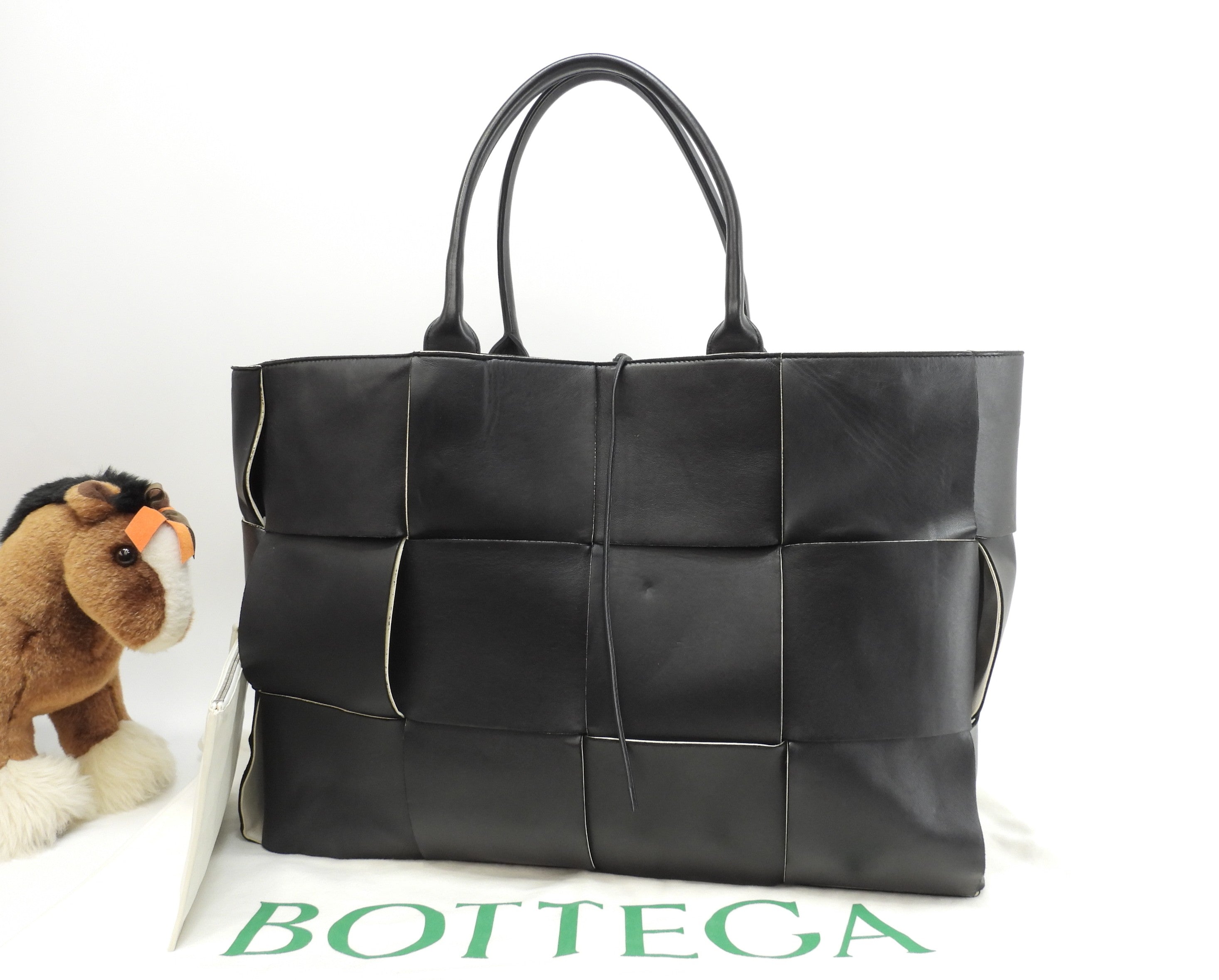 Bottega Veneta Borsa tote grande Large Arco in pelle bianca e nera Borsa a tracolla grande@B08470724Q