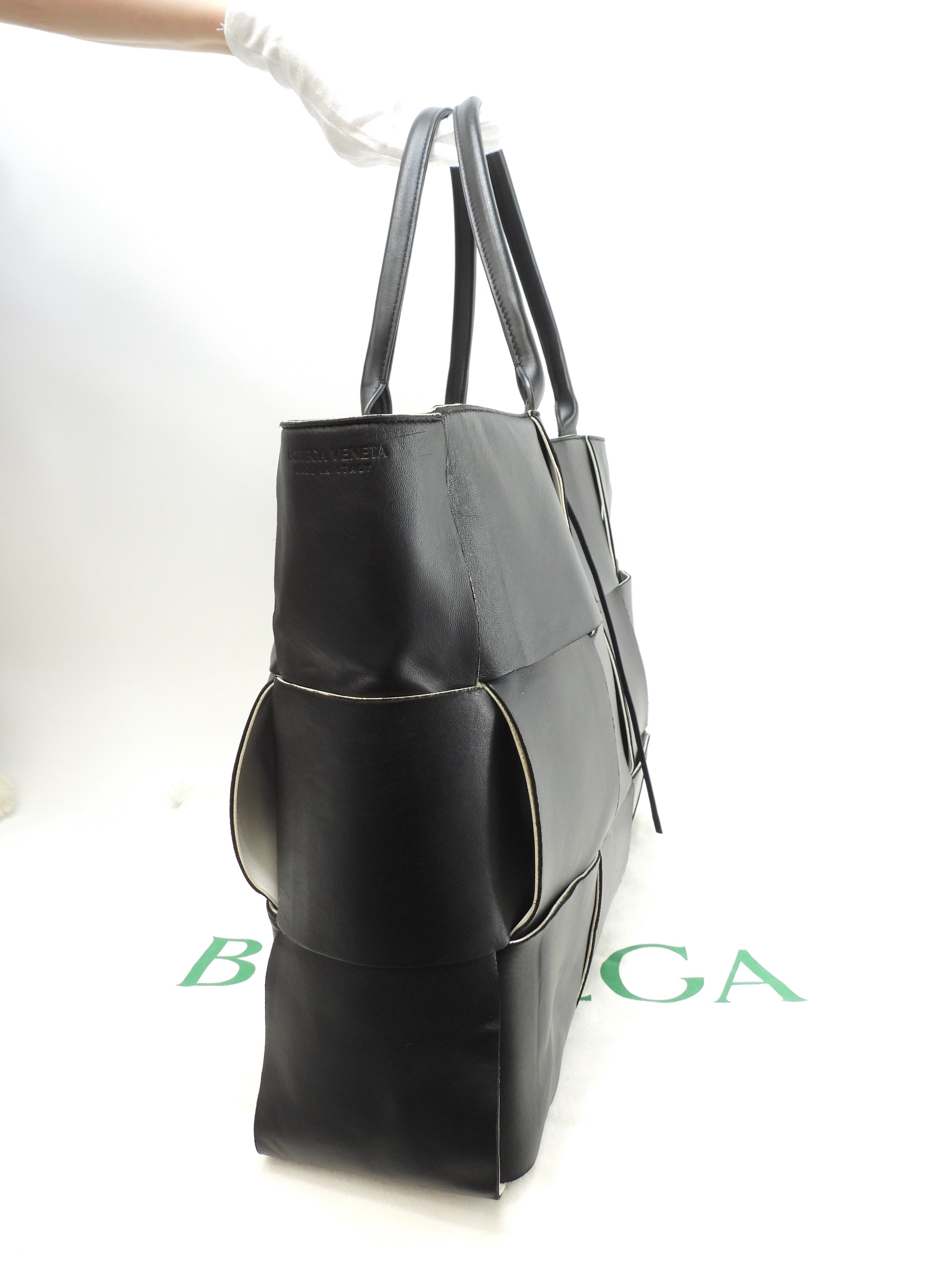 Bottega Veneta Borsa tote grande Large Arco in pelle bianca e nera Borsa a tracolla grande@B08470724Q