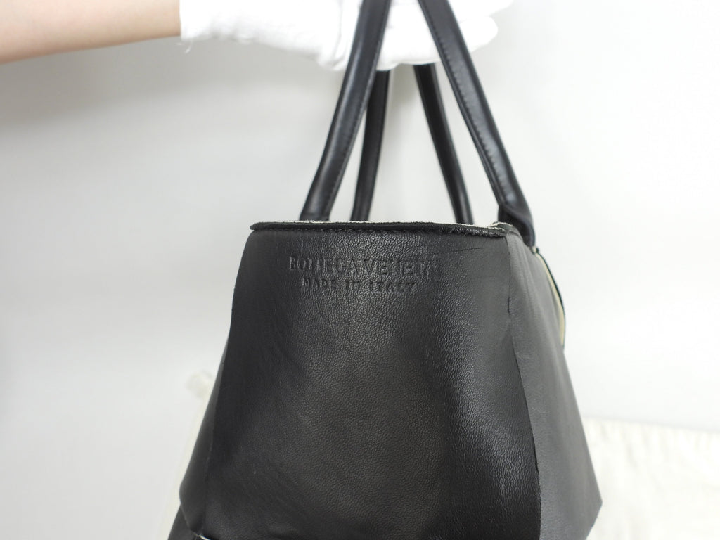 Bottega Veneta Borsa tote grande Large Arco in pelle bianca e nera Borsa a tracolla grande@B08470724Q
