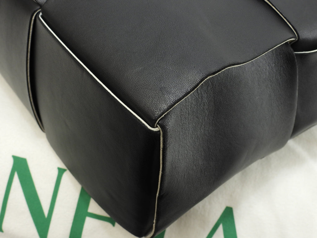 Bottega Veneta Borsa tote grande Large Arco in pelle bianca e nera Borsa a tracolla grande@B08470724Q