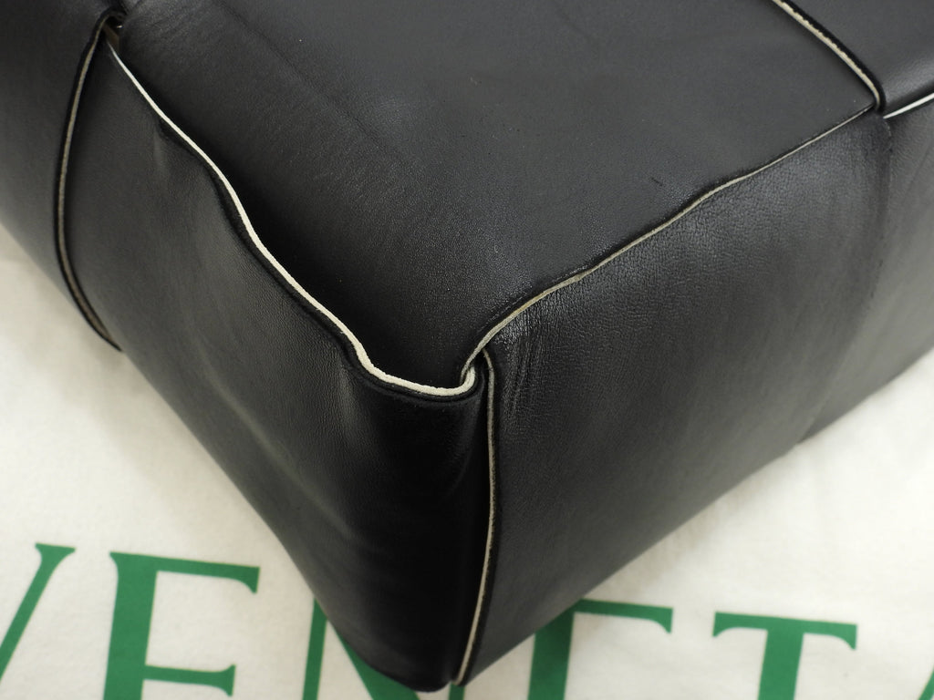 Bottega Veneta Borsa tote grande Large Arco in pelle bianca e nera Borsa a tracolla grande@B08470724Q