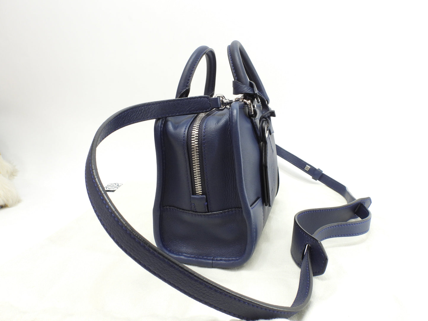 Loewe Amazona 23 in pelle blu, hardware color argento, pochette e mini borsa con tracolla staccabile, ottime condizioni @471510