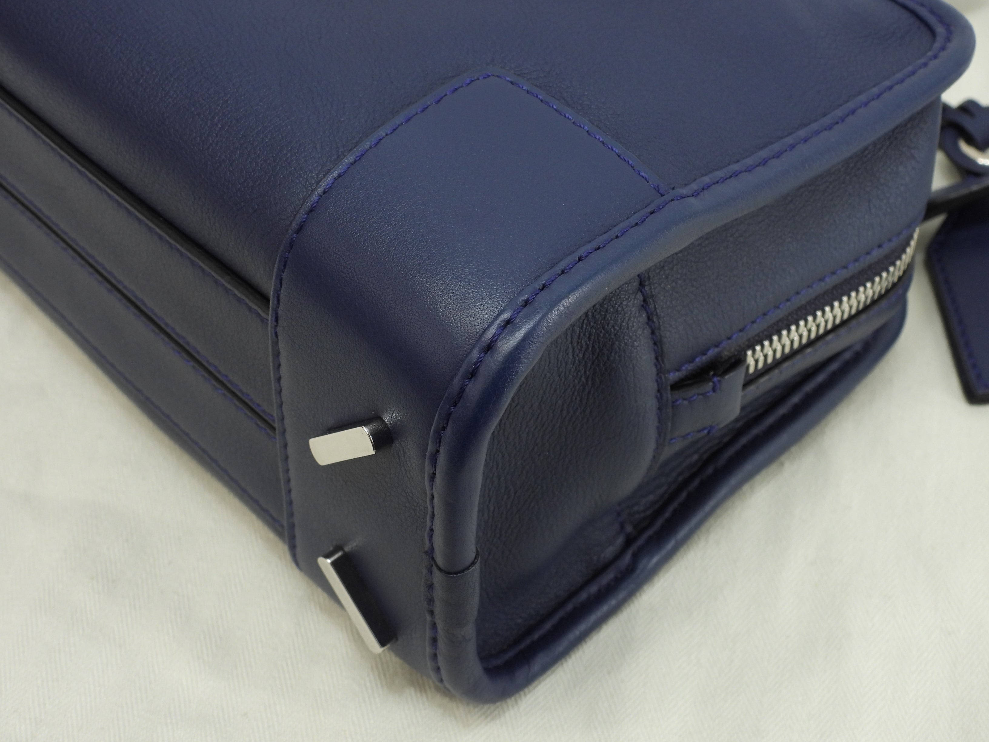 Loewe Amazona 23 in pelle blu, hardware color argento, pochette e mini borsa con tracolla staccabile, ottime condizioni @471510