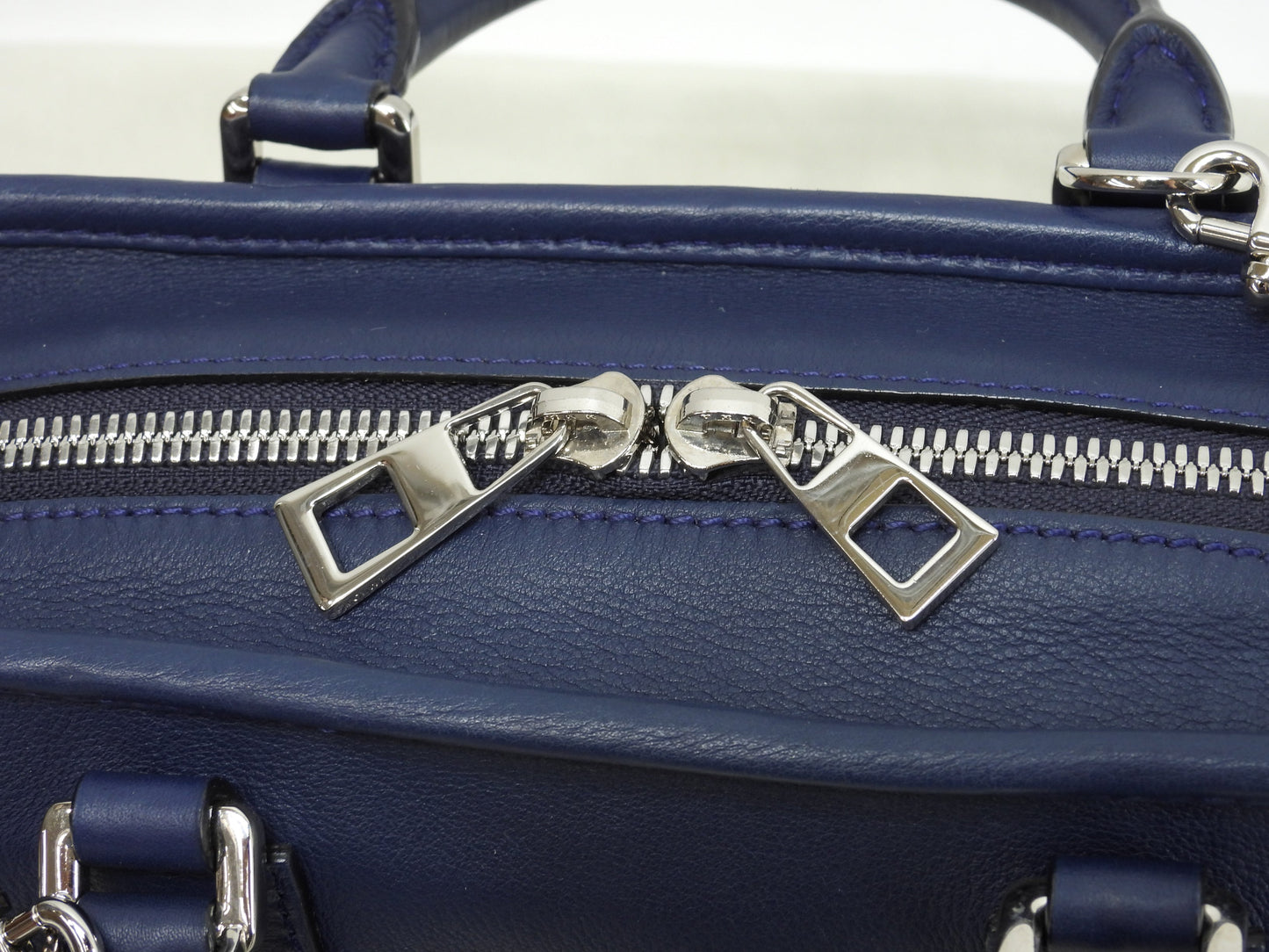 Loewe Amazona 23 in pelle blu, hardware color argento, pochette e mini borsa con tracolla staccabile, ottime condizioni @471510