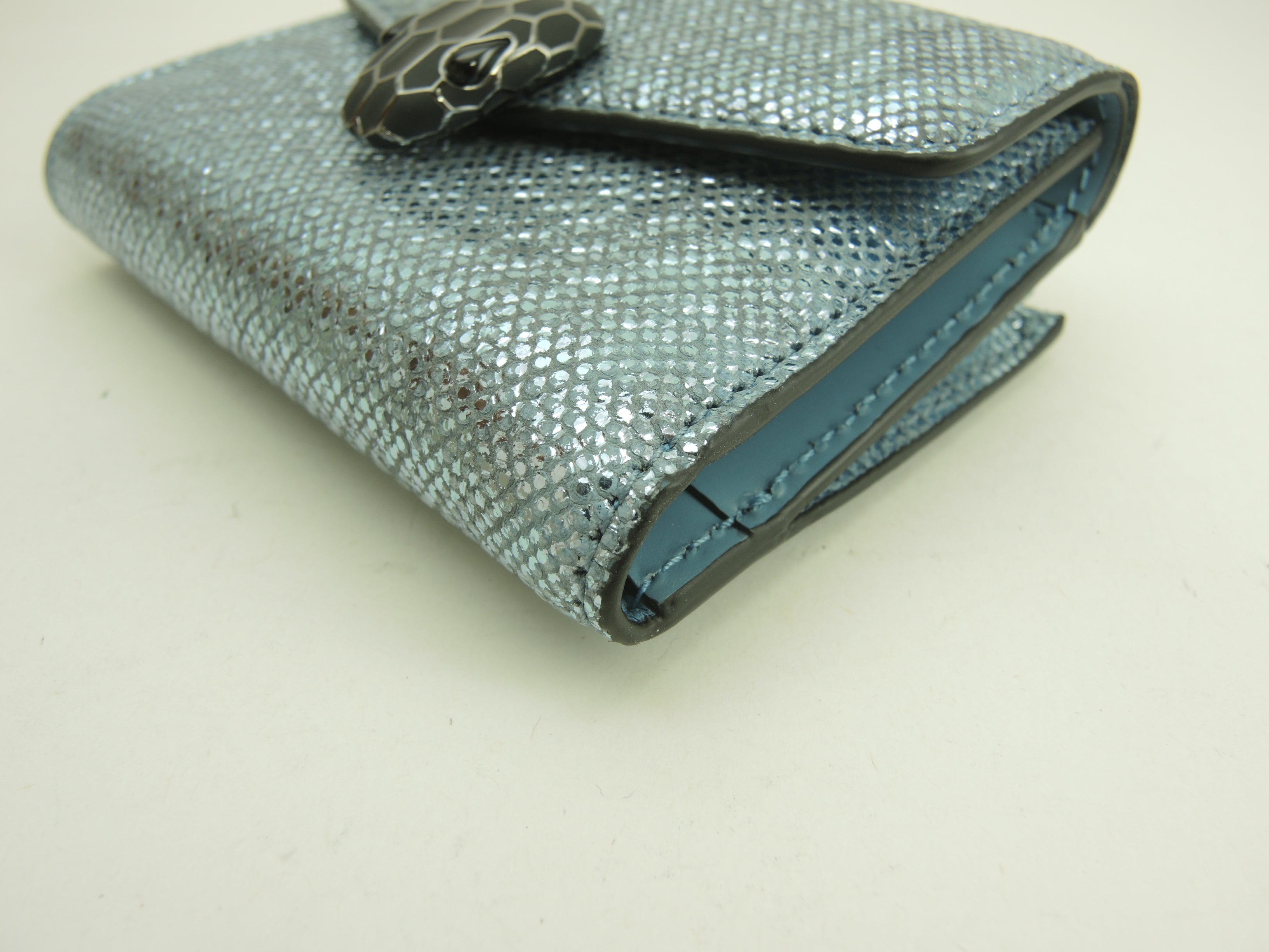 Bvlgari, portafoglio a tre ante Serpenti, pelle goffrata azzurra, mini portafoglio, nuovo con etichette@ 9