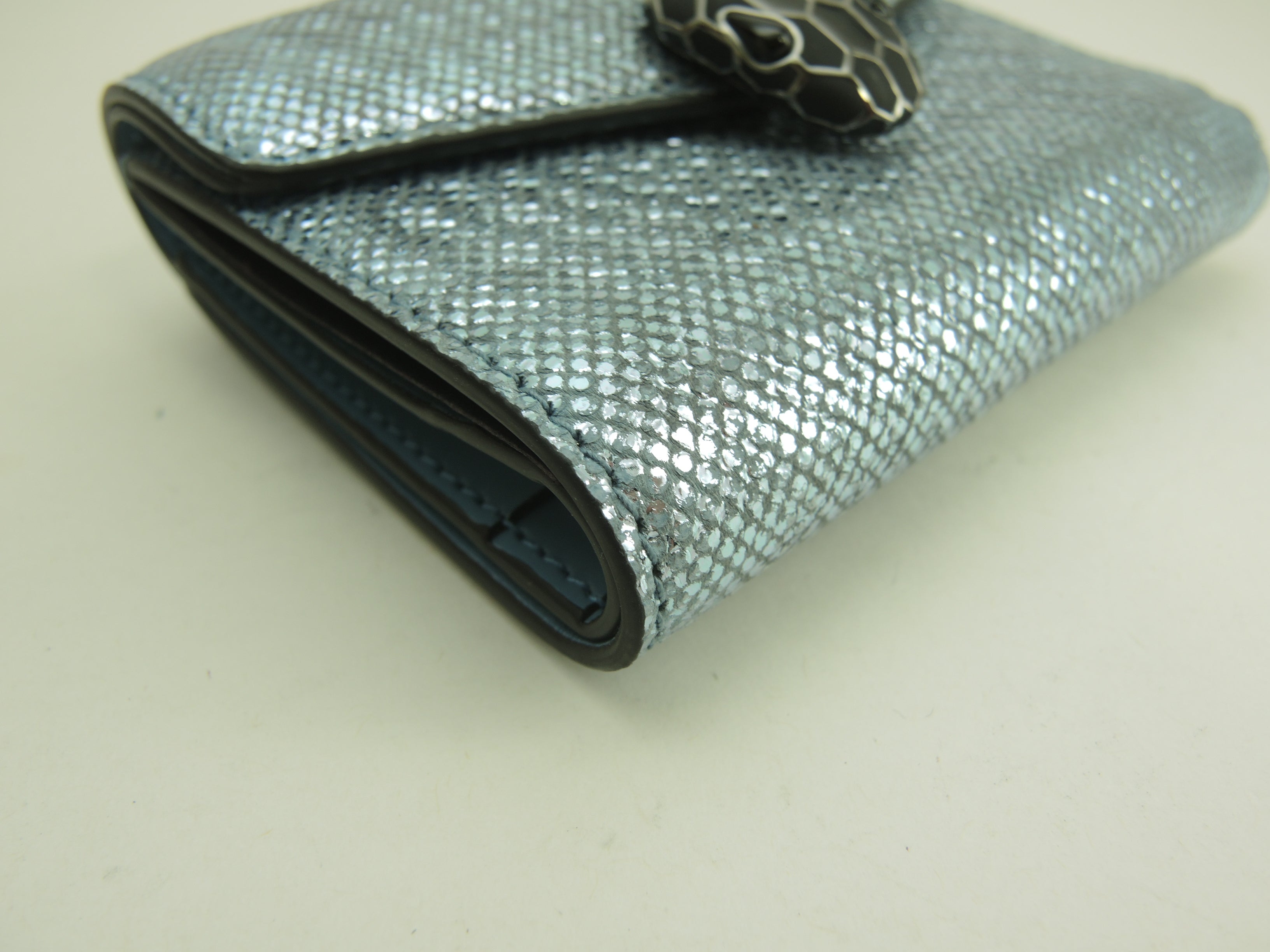 Bvlgari, portafoglio a tre ante Serpenti, pelle goffrata azzurra, mini portafoglio, nuovo con etichette@ 9