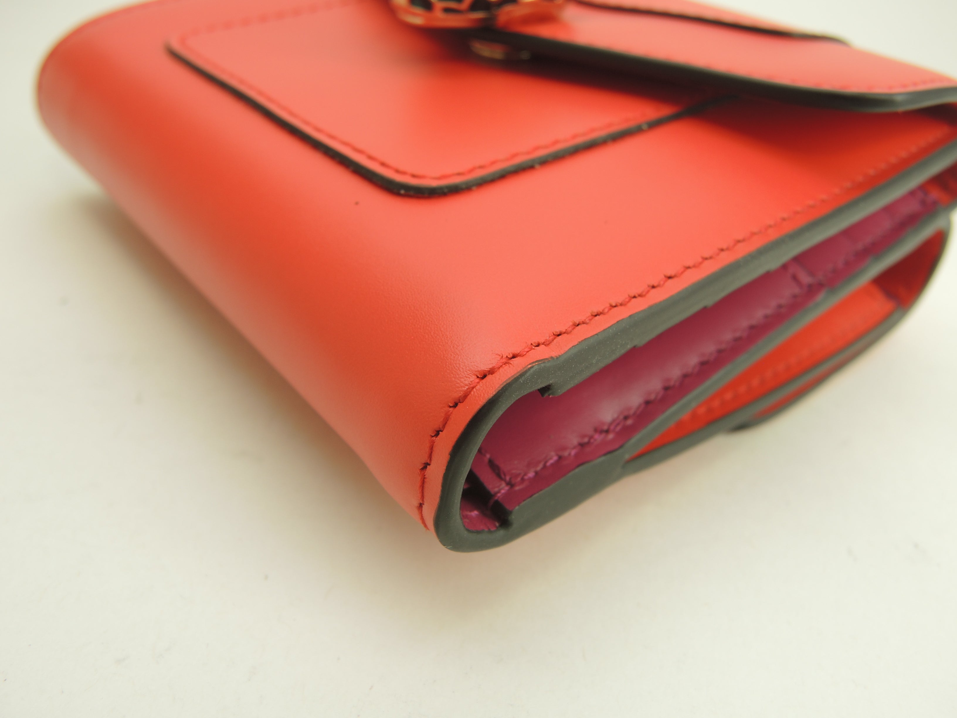 BVLGARI Portafoglio tri-fold con gancio a pressione Serpenti in pelle rossa Forever Small Wallet Inutilizzato @ 12