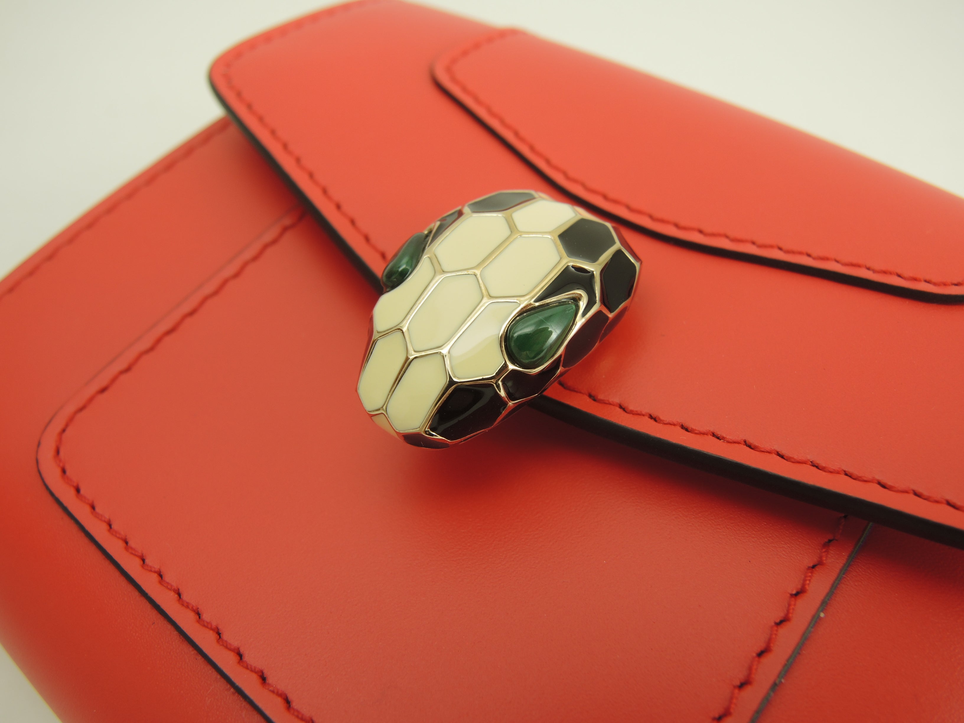 BVLGARI Portafoglio tri-fold con gancio a pressione Serpenti in pelle rossa Forever Small Wallet Inutilizzato @ 12