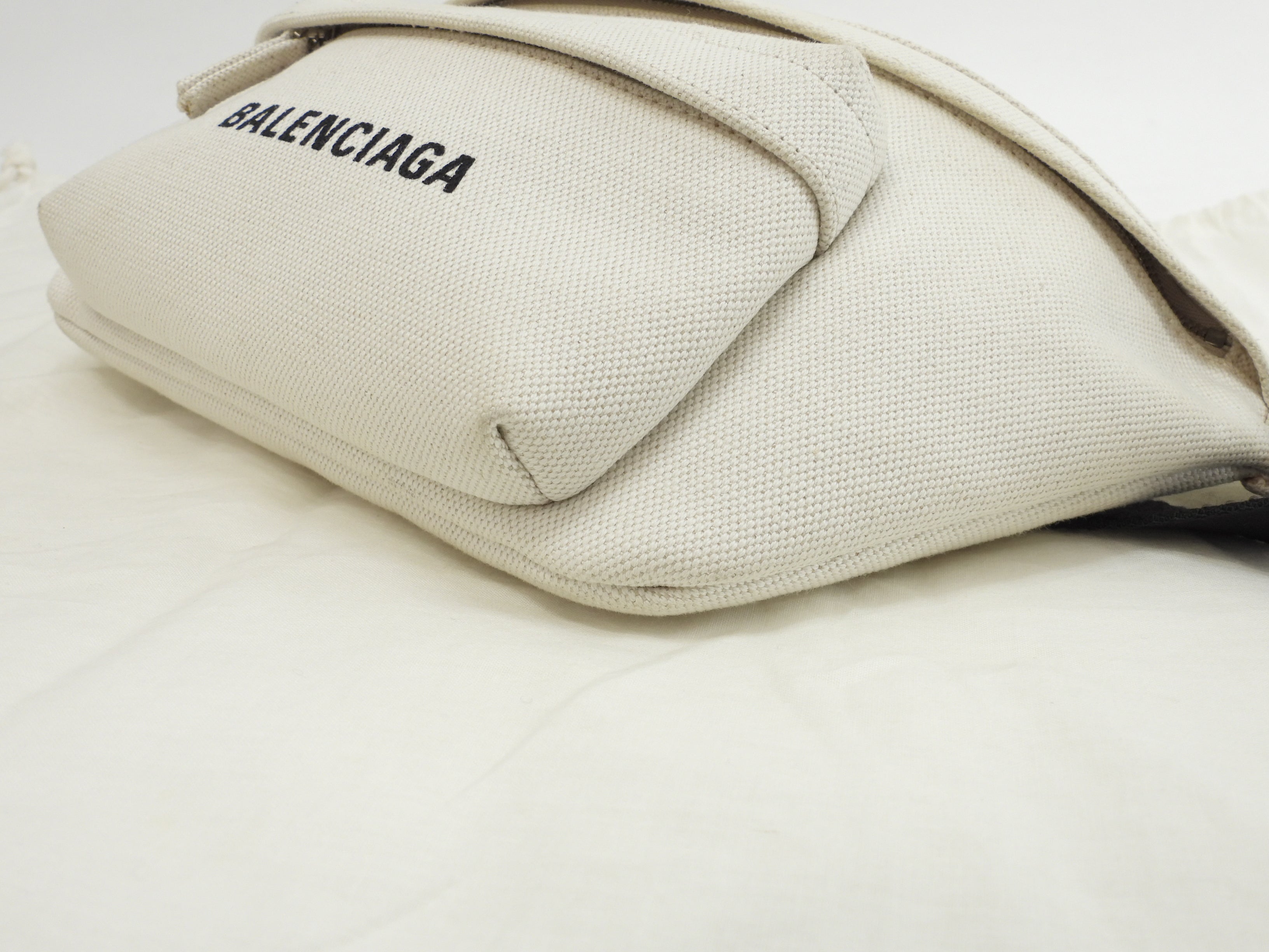 Balenciaga Marsupio Everyday in denim di cotone bianco, borsa a tracolla, marsupio @ 33