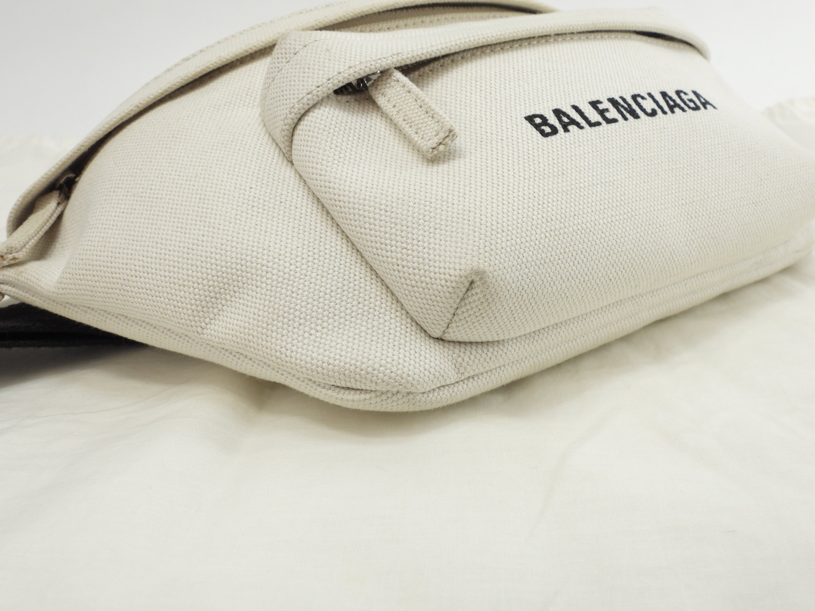 Balenciaga Marsupio Everyday in denim di cotone bianco, borsa a tracolla, marsupio @ 33