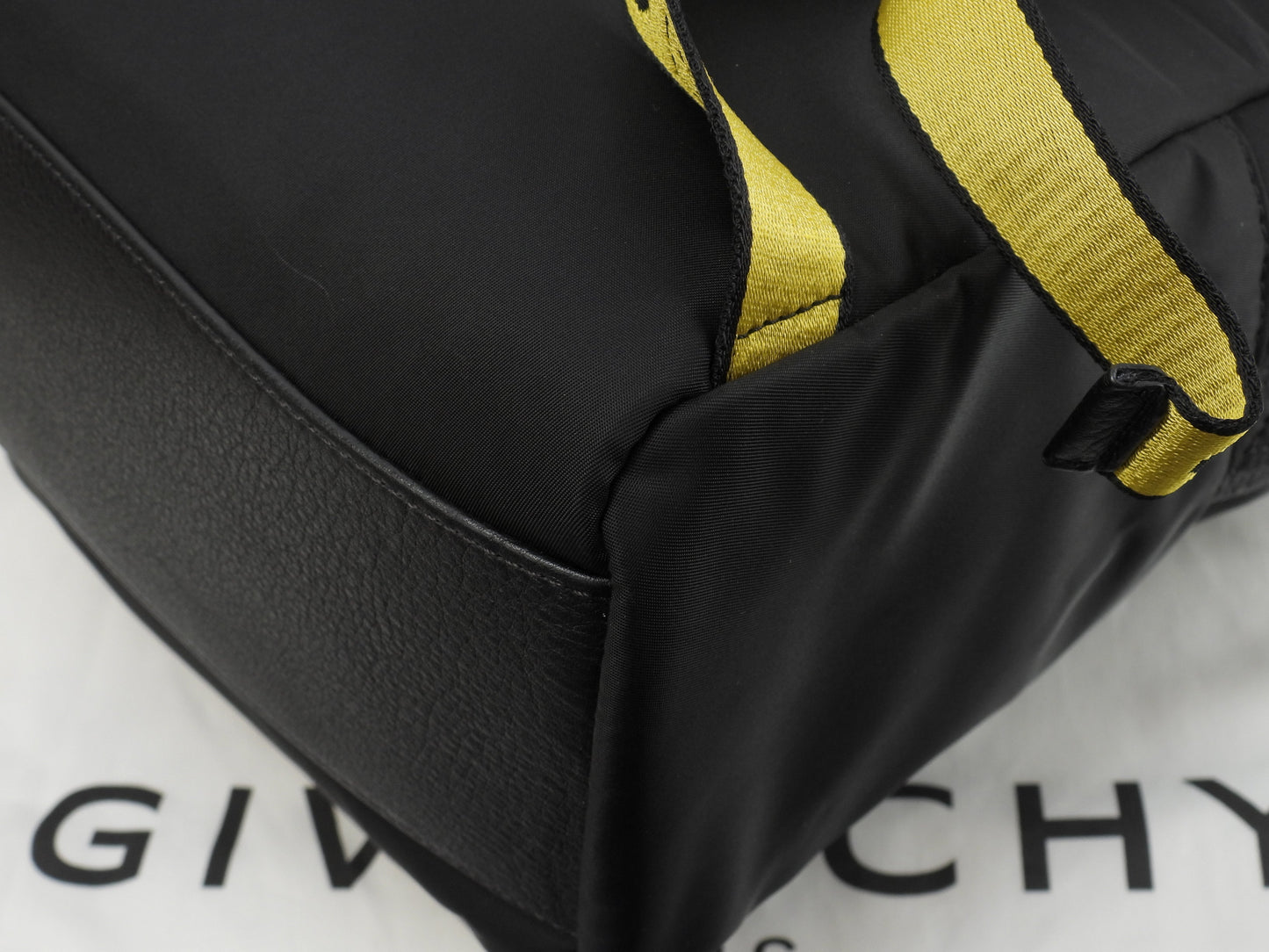 Zaino Givenchy in nylon e pelle, nero/giallo, in ottime condizioni @EXD0188