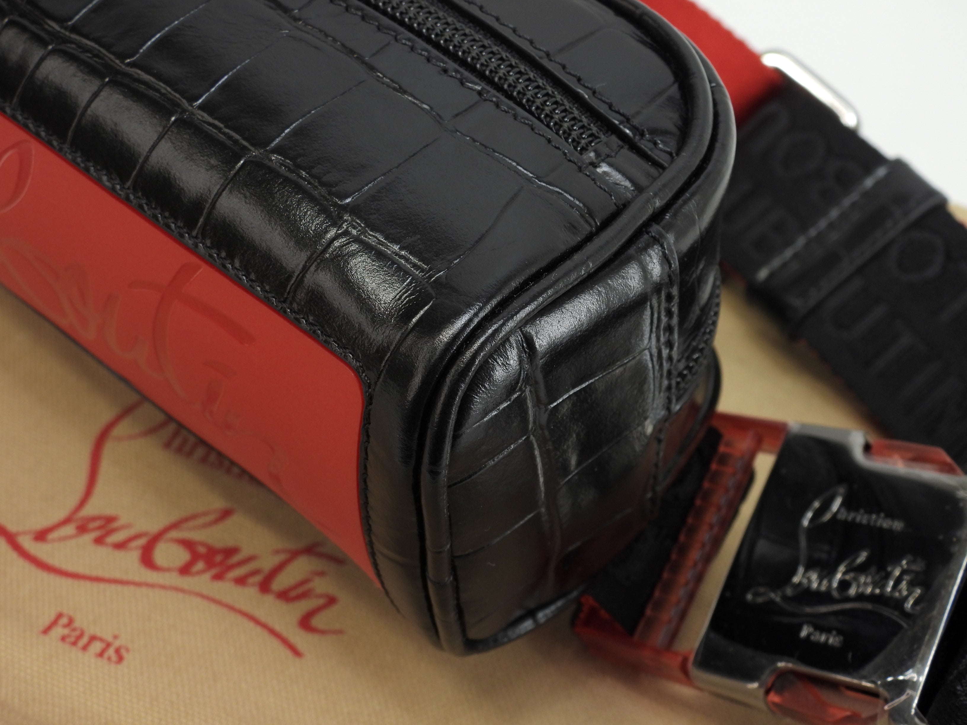 Christian Louboutin marsupio piccolo Blaster in pelle nera stampata coccodrillo, marsupio, mai usato @ 9