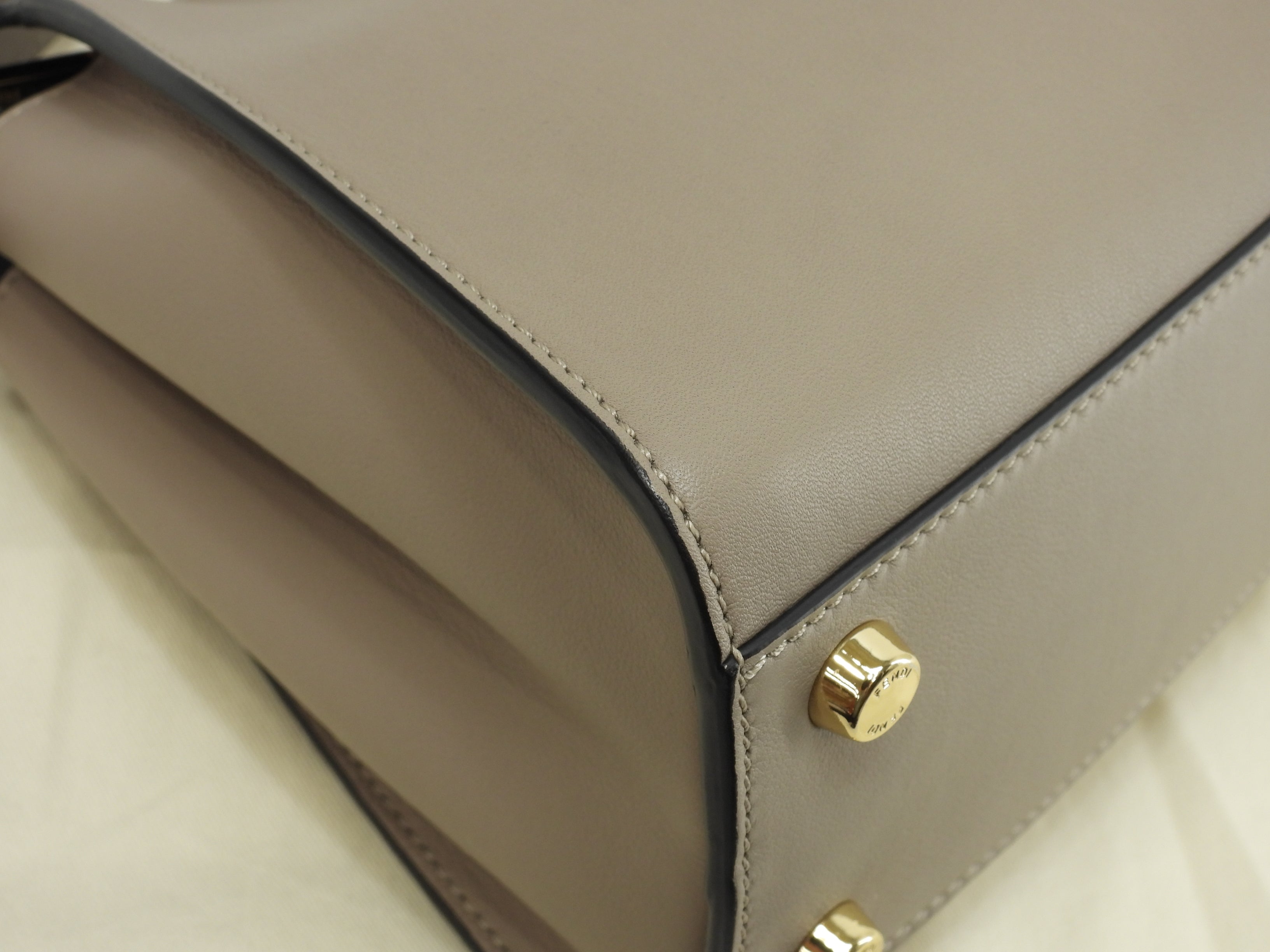 FENDI Peekaboo Mini Essential in pelle grigia, pochette, borsa a mano, in condizioni eccellenti@2