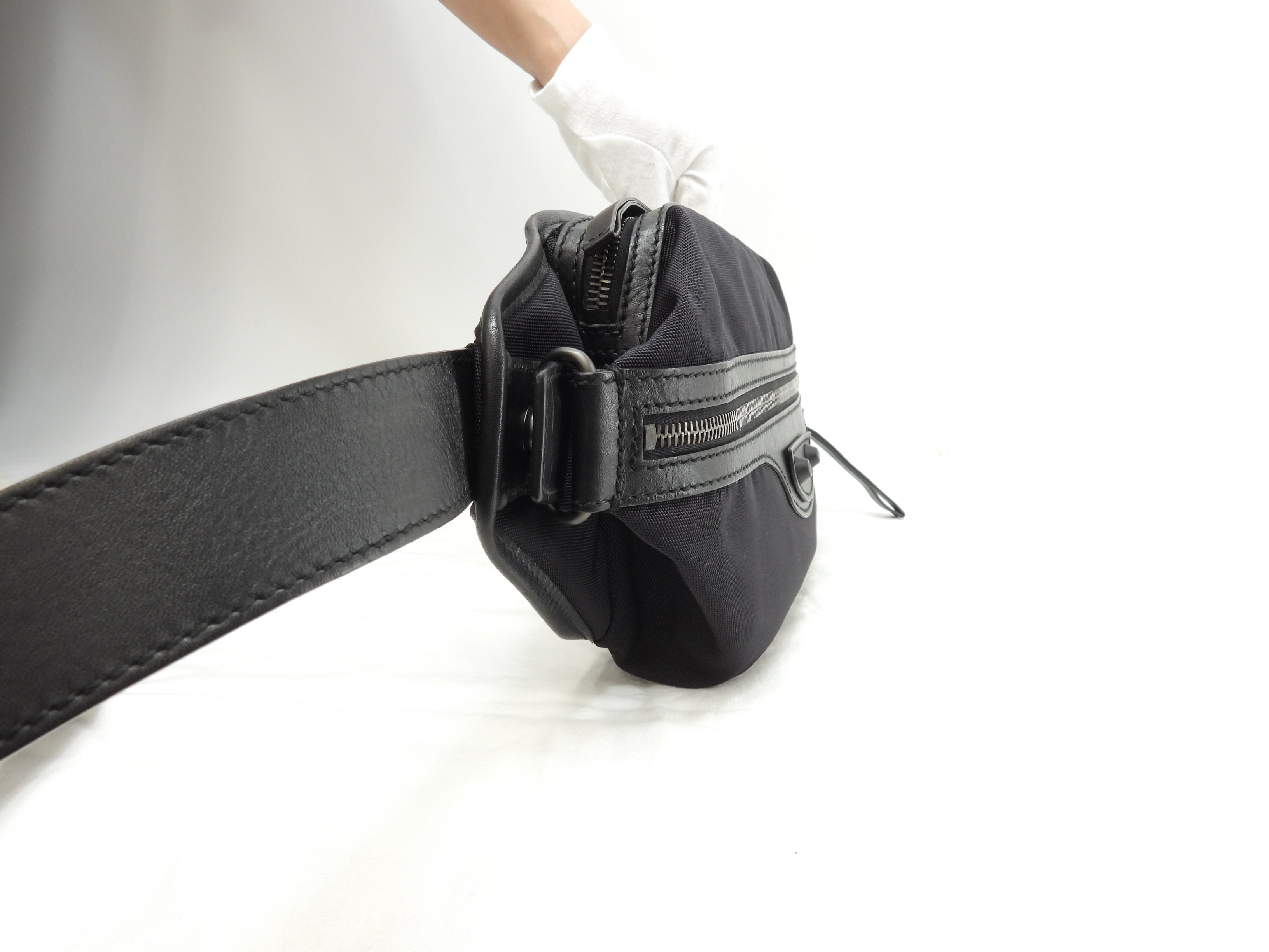 Balenciaga Marsupio Explorer nylon nero con logo bianco @ 7