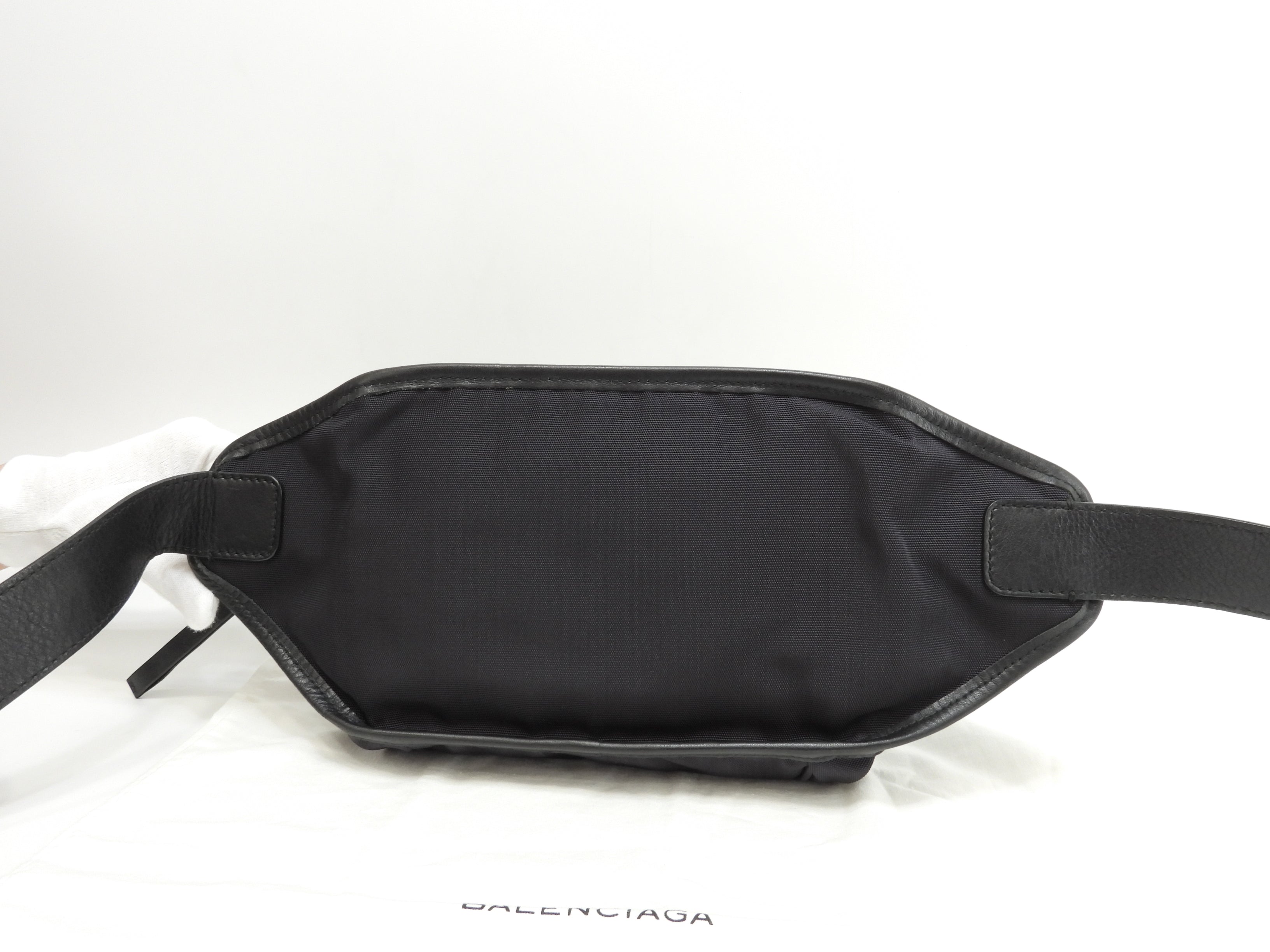 Balenciaga Marsupio Explorer nylon nero con logo bianco @ 7