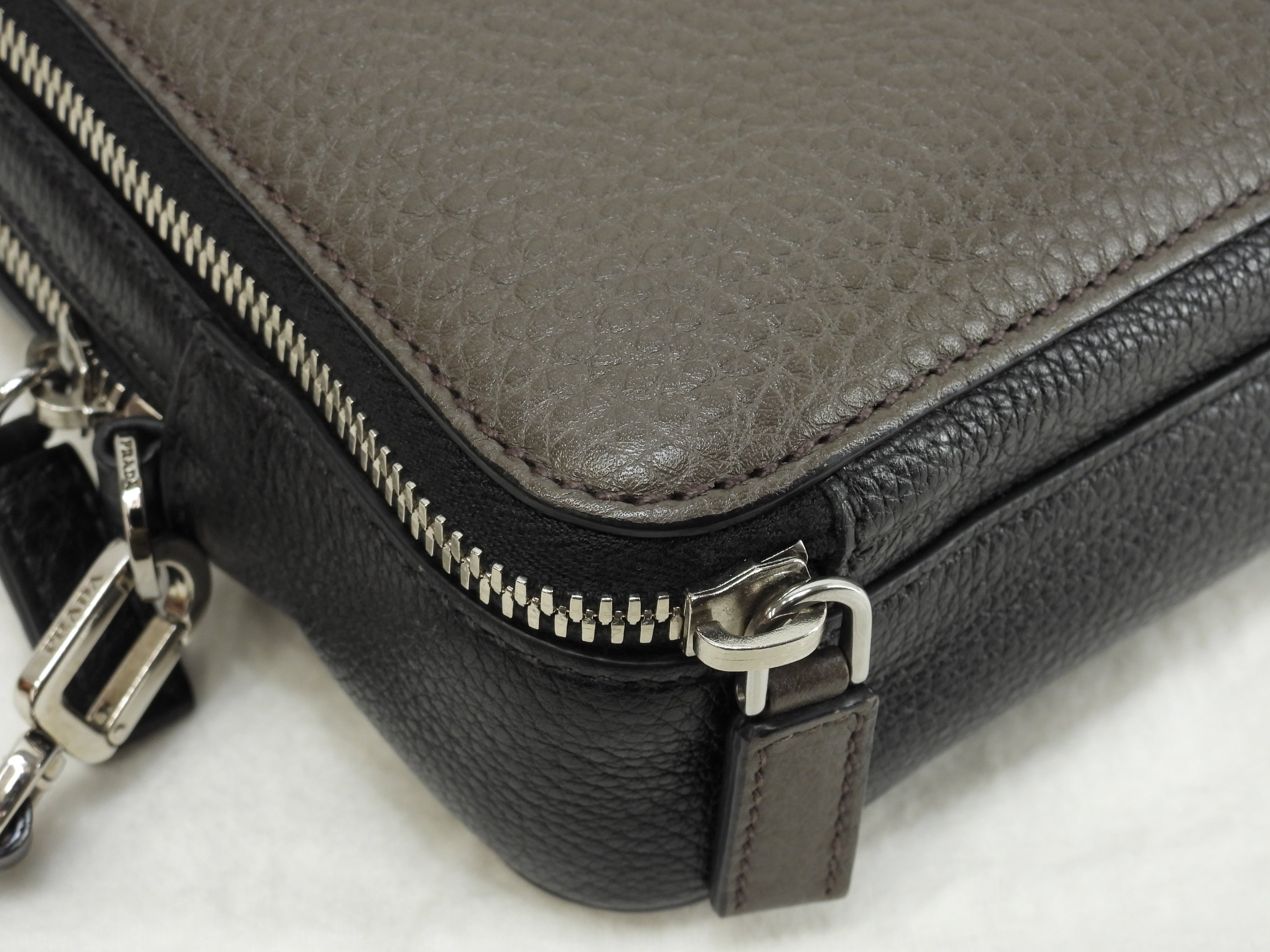 Prada borsetta uomo in pelle grigio/nero, portafoglio a pochette, clutch, ottime condizioni @31/F