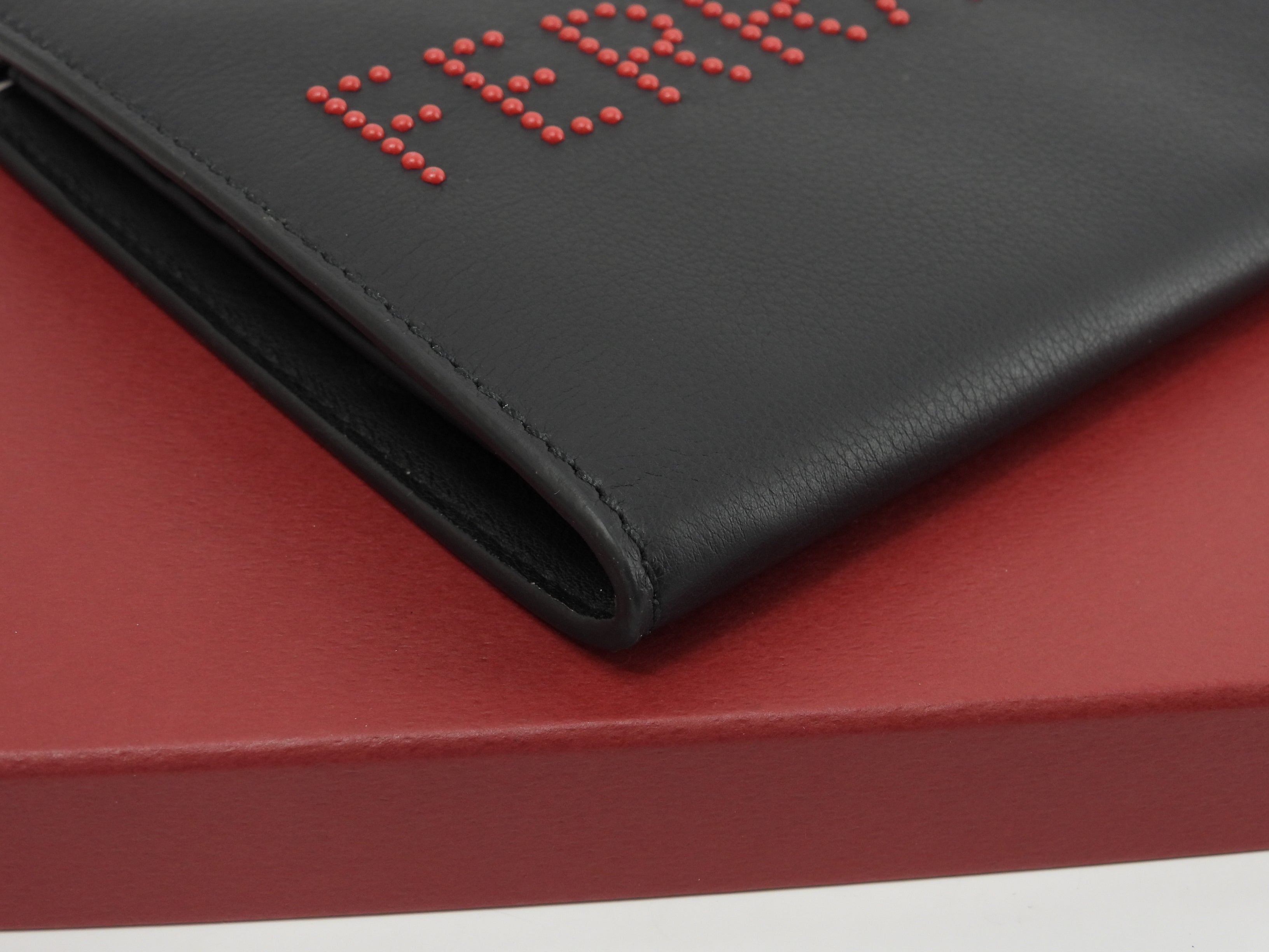 Salvatore Ferragamo Pochette clutch in pelle nera con logo a pois rossi, Nuova@IY24A121 2