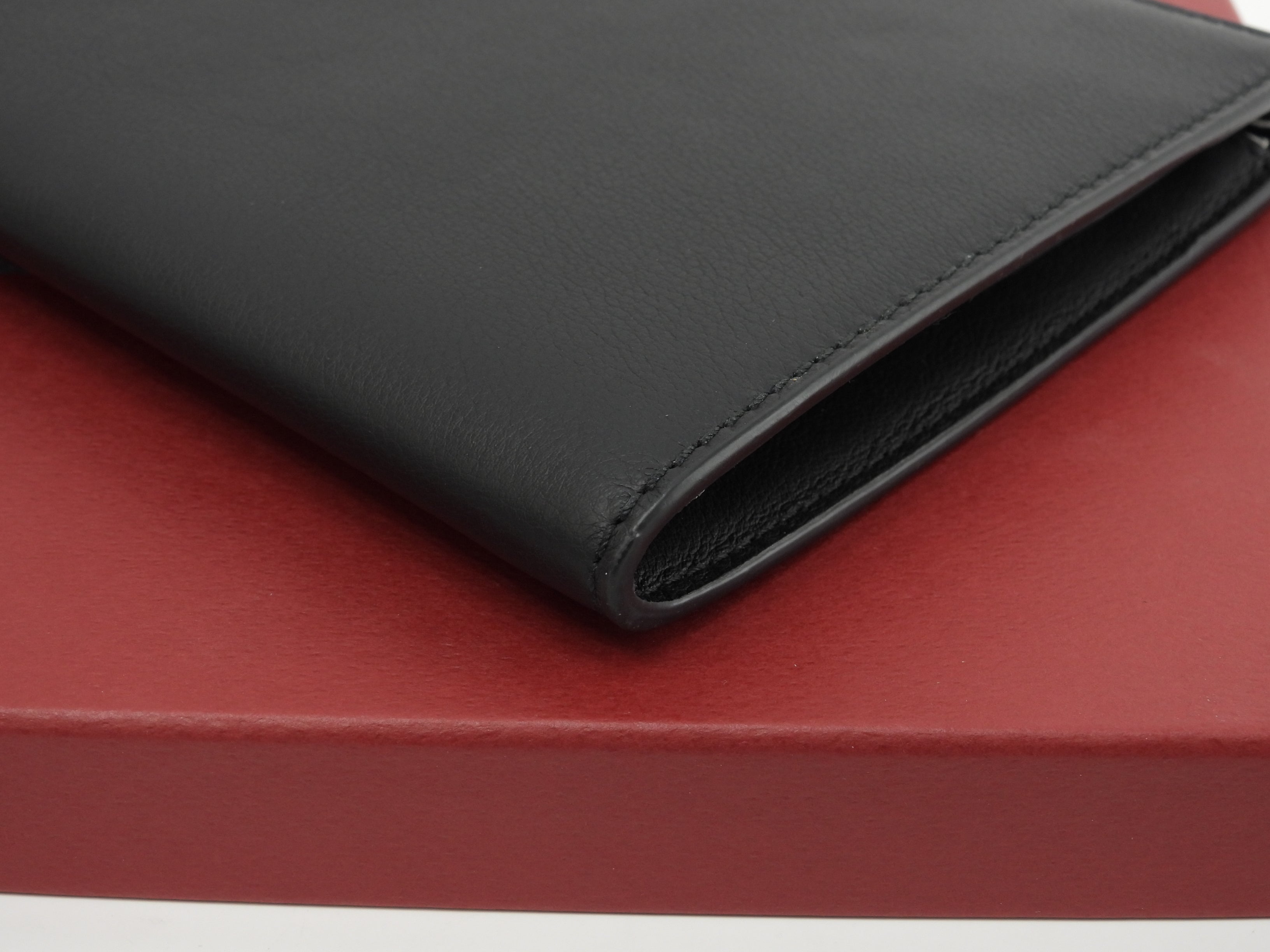 Salvatore Ferragamo Pochette clutch in pelle nera con logo a pois rossi, Nuova@IY24A121 2