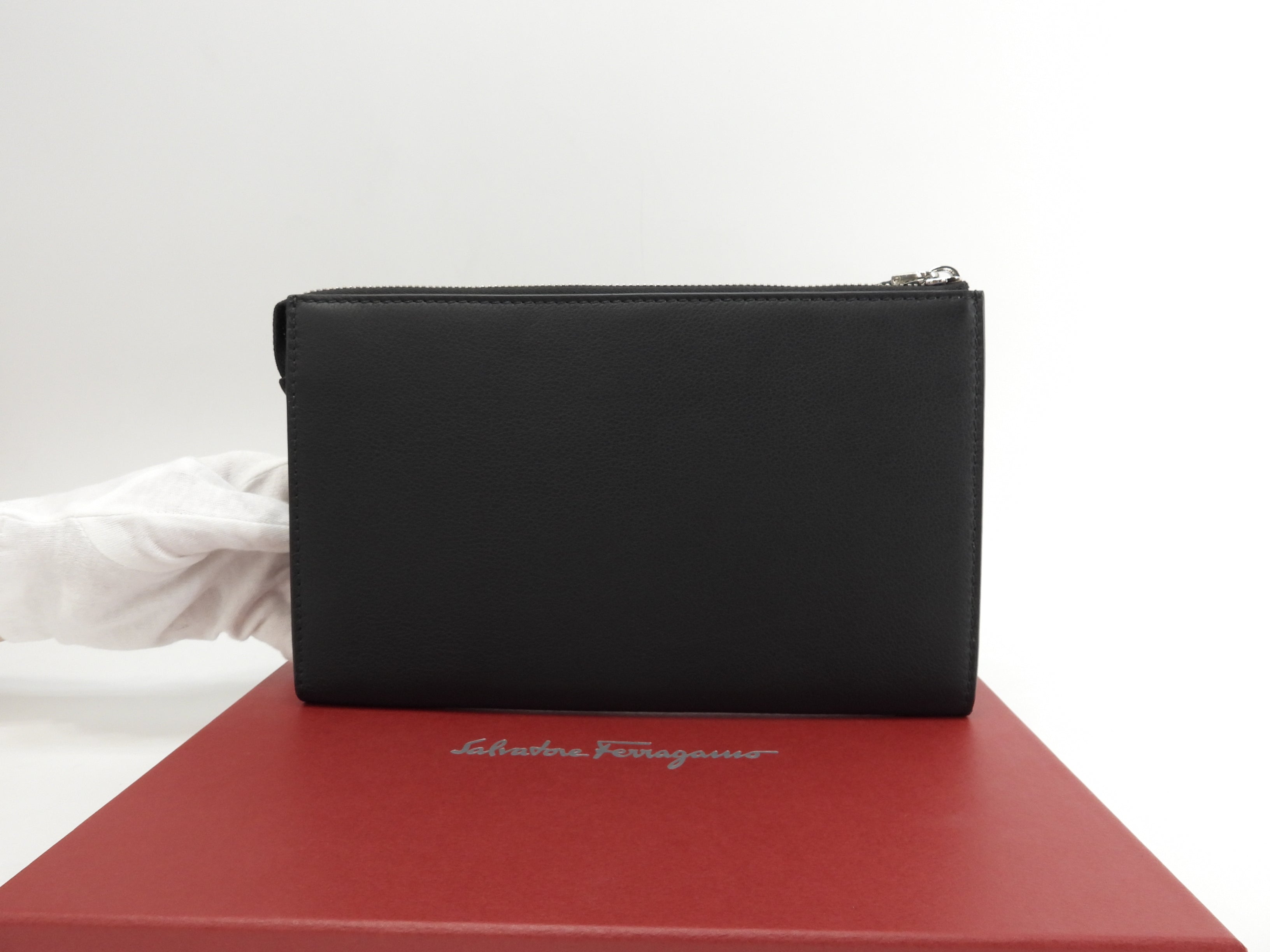 Salvatore Ferragamo Pochette clutch in pelle nera con logo a pois rossi, Nuova@IY24A121 2