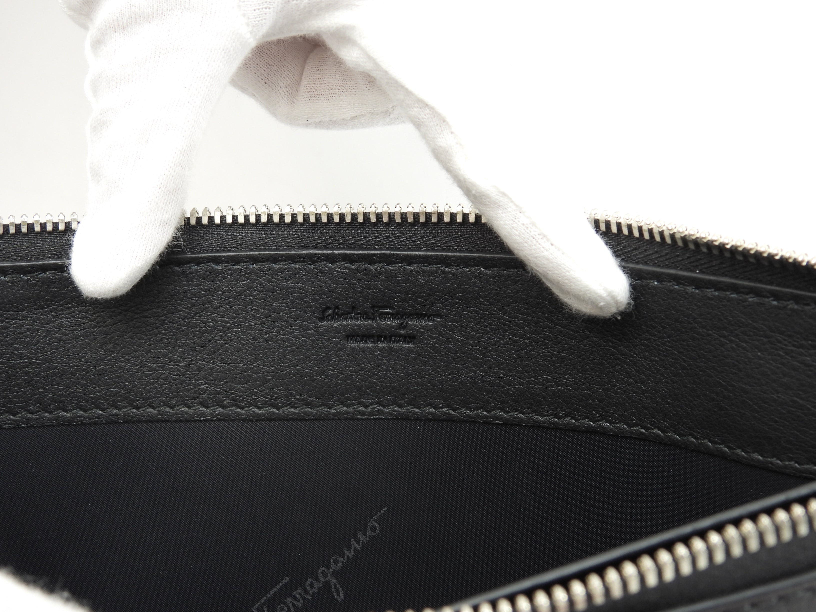 Salvatore Ferragamo Pochette clutch in pelle nera con logo a pois rossi, Nuova@IY24A121 2