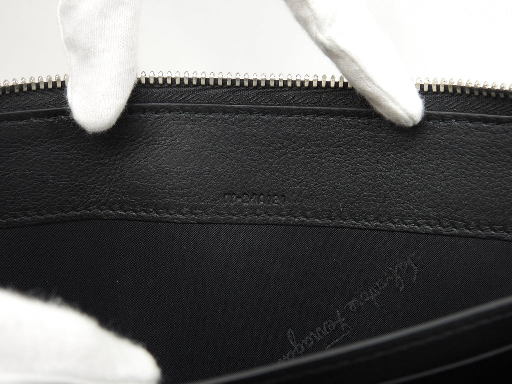 Salvatore Ferragamo Pochette clutch in pelle nera con logo a pois rossi, Nuova@IY24A121 2