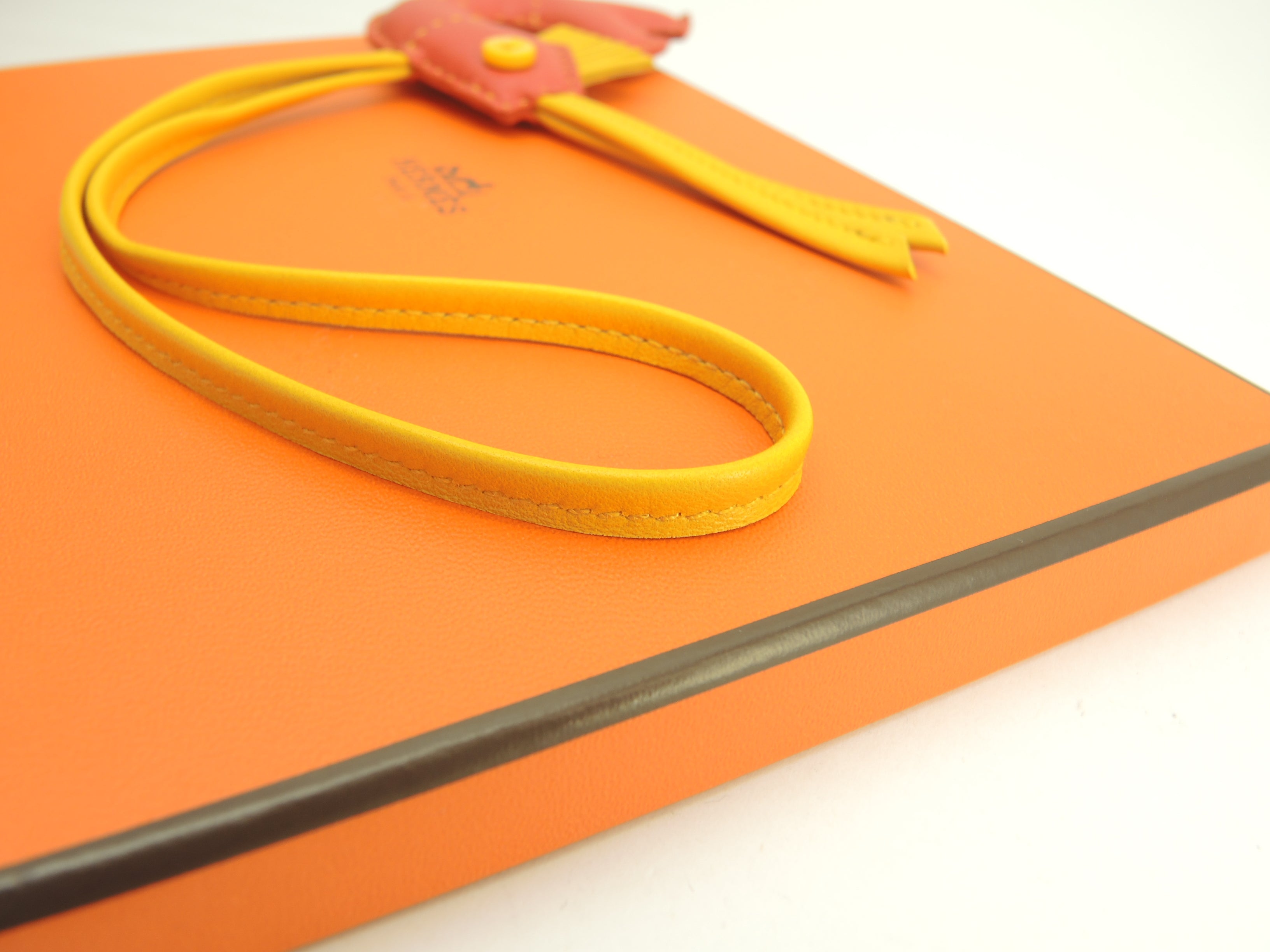 Hermès Gambero Petit h Agneau Milo rosso giallo ciondolo borsa Nuovo @ 1