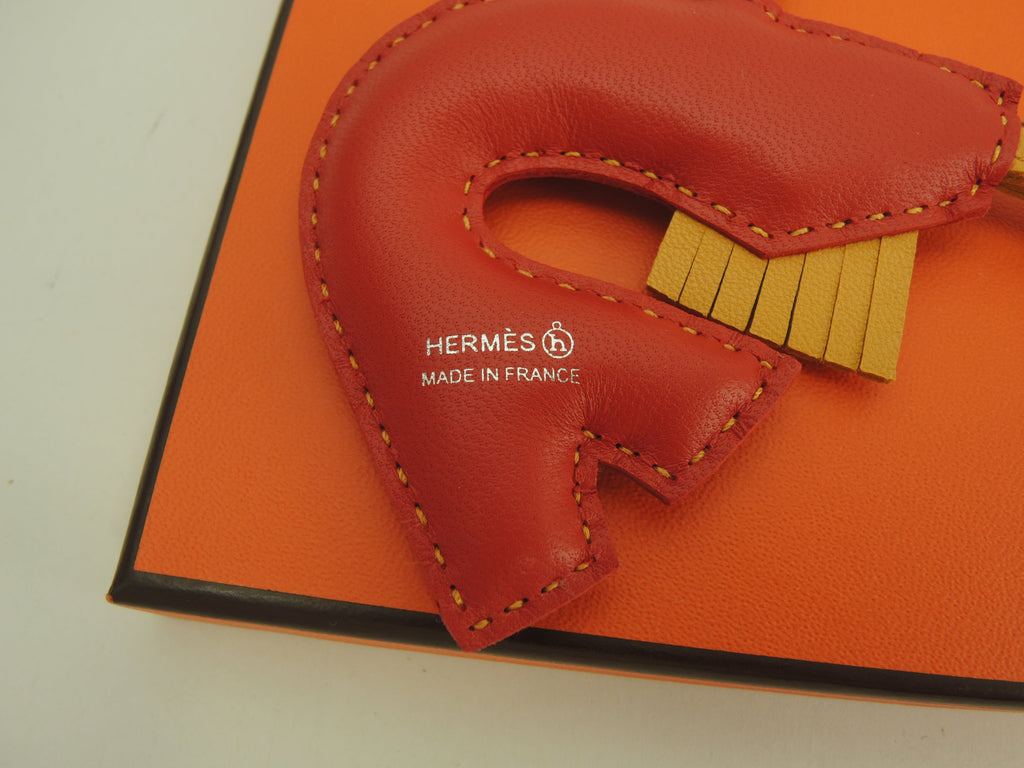 Hermès Gambero Petit h Agneau Milo rosso giallo ciondolo borsa Nuovo @ 1