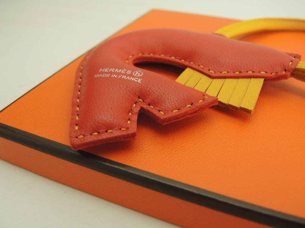 Hermès Gambero Petit h Agneau Milo rosso giallo ciondolo borsa Nuovo @ 1