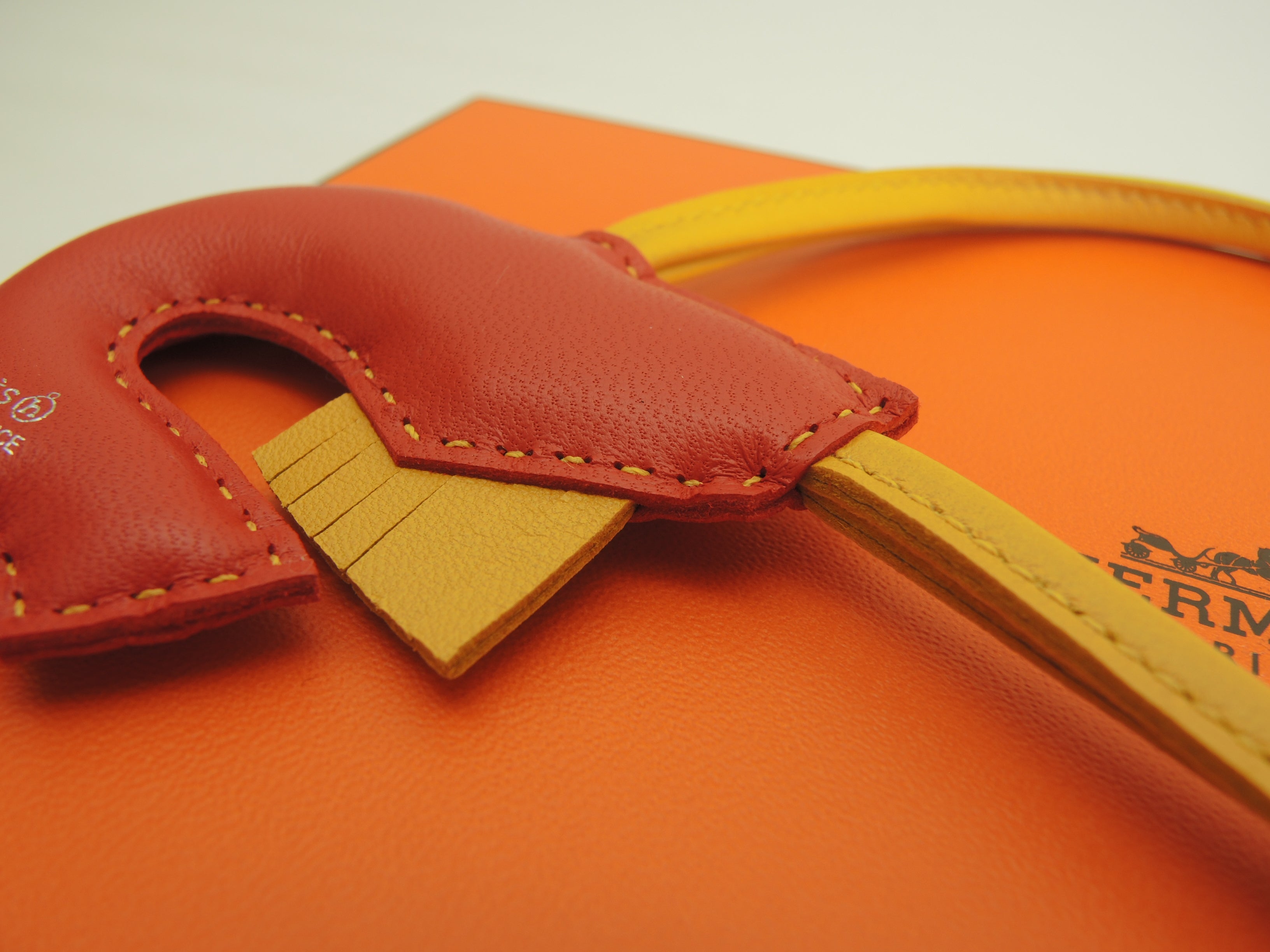 Hermès Gambero Petit h Agneau Milo rosso giallo ciondolo borsa Nuovo @ 1