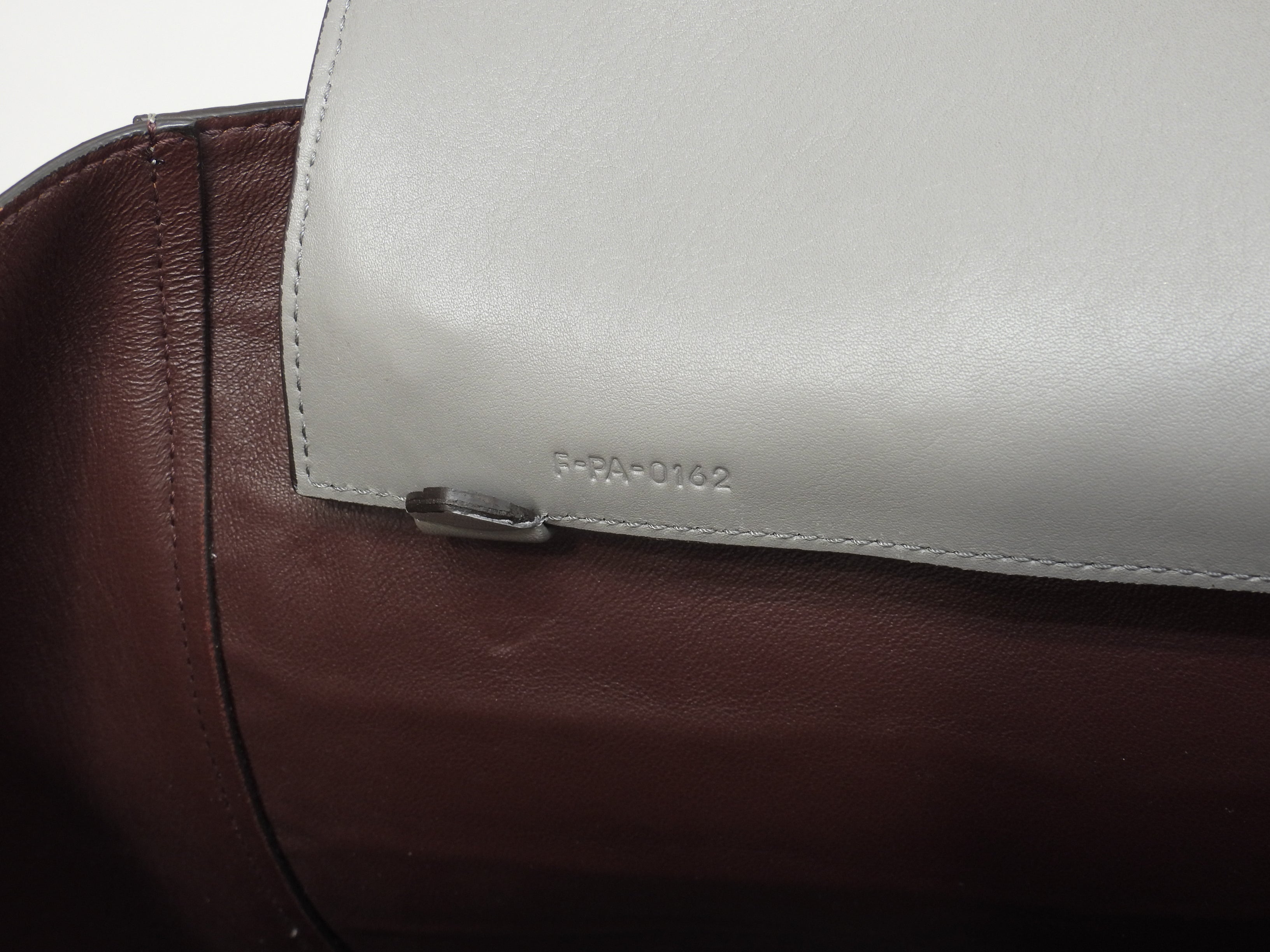 Celine Cabas Phantom Small borsa tote a tracolla in pelle goffrata coccodrillo grigia @F-PA-0162
