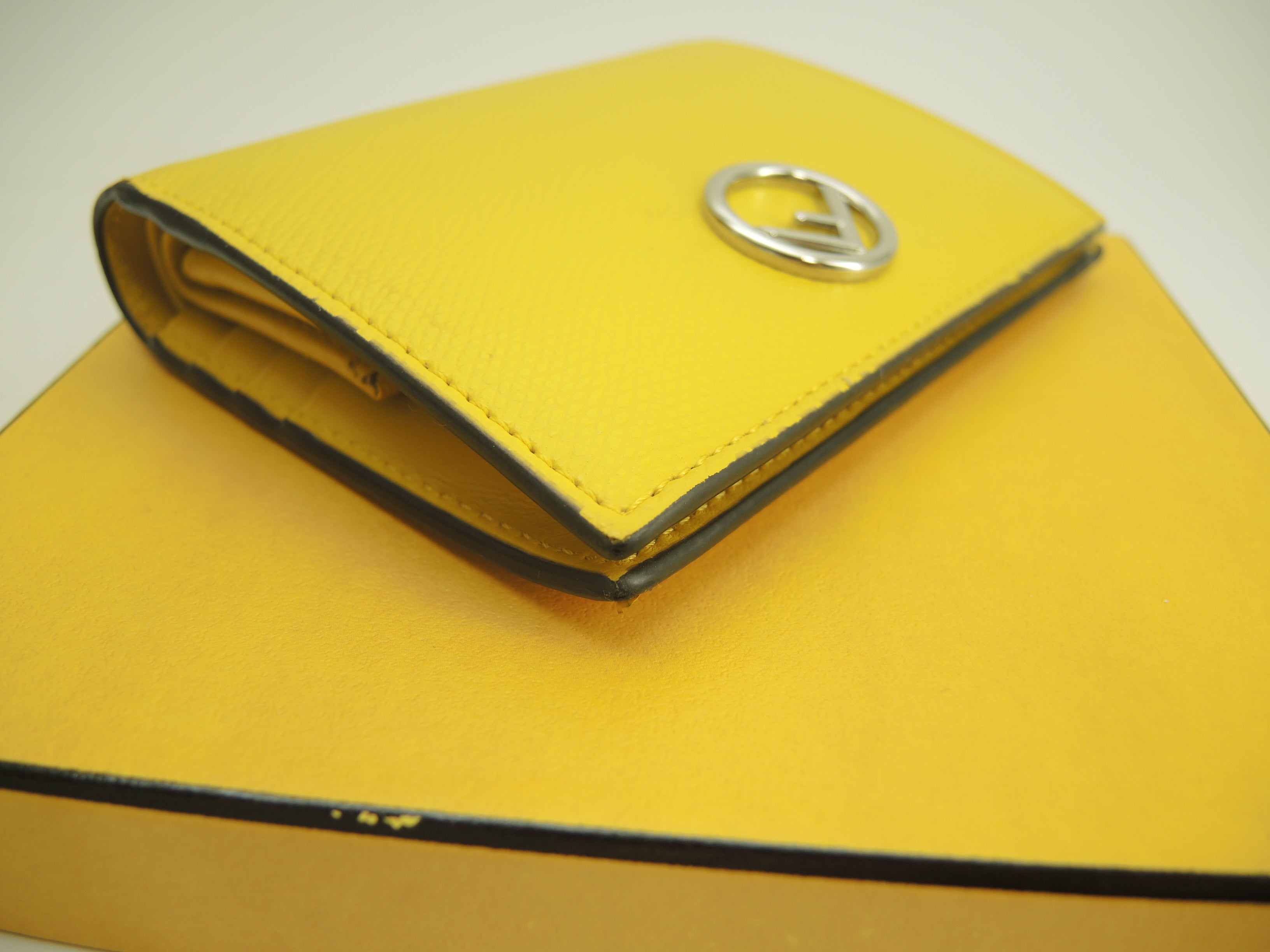 Fendi Compact Wallet F is Fendi in pelle gialla, portafoglio a due ante, come nuovo@ 7