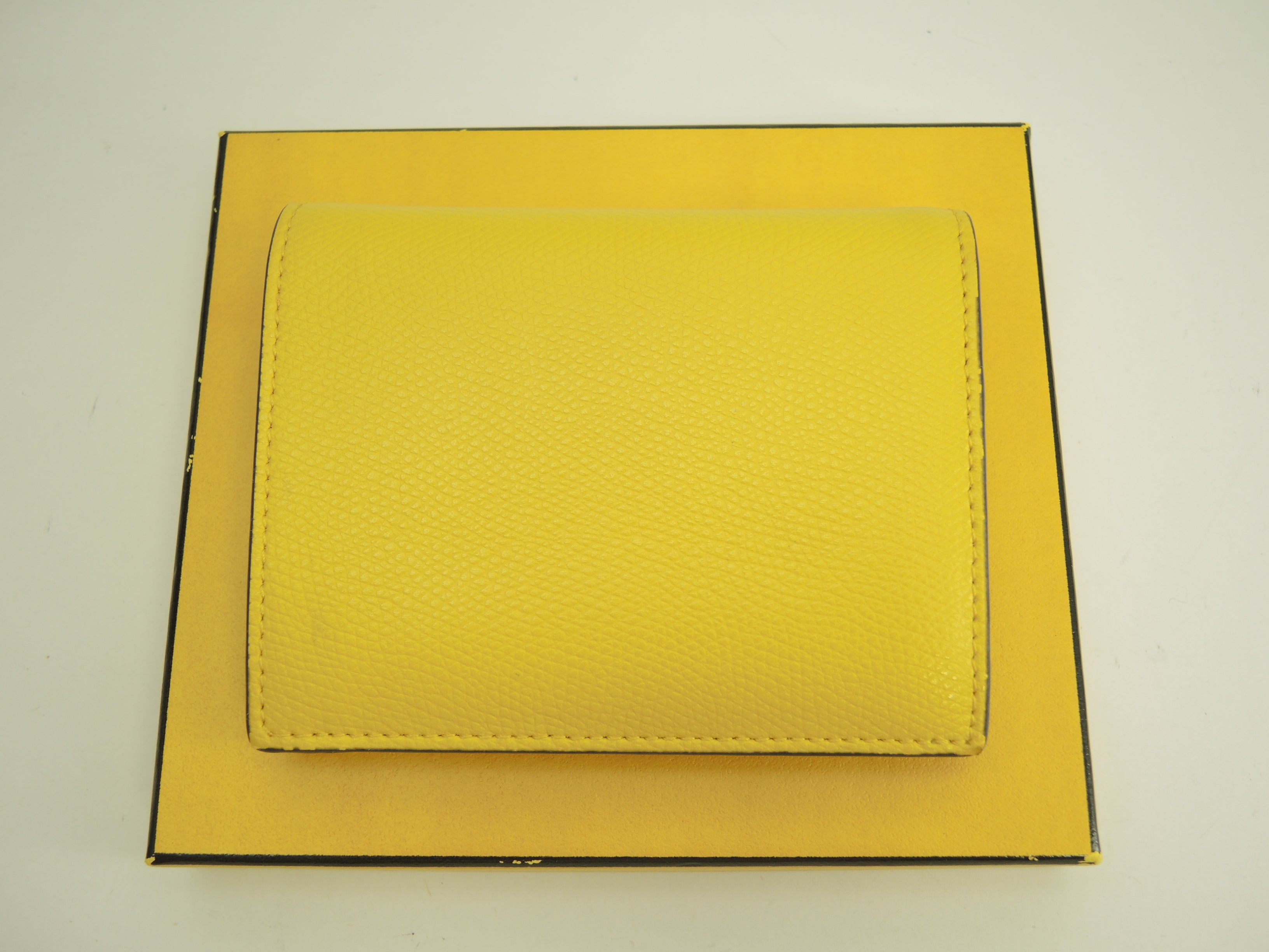 Fendi Compact Wallet F is Fendi in pelle gialla, portafoglio a due ante, come nuovo@ 7